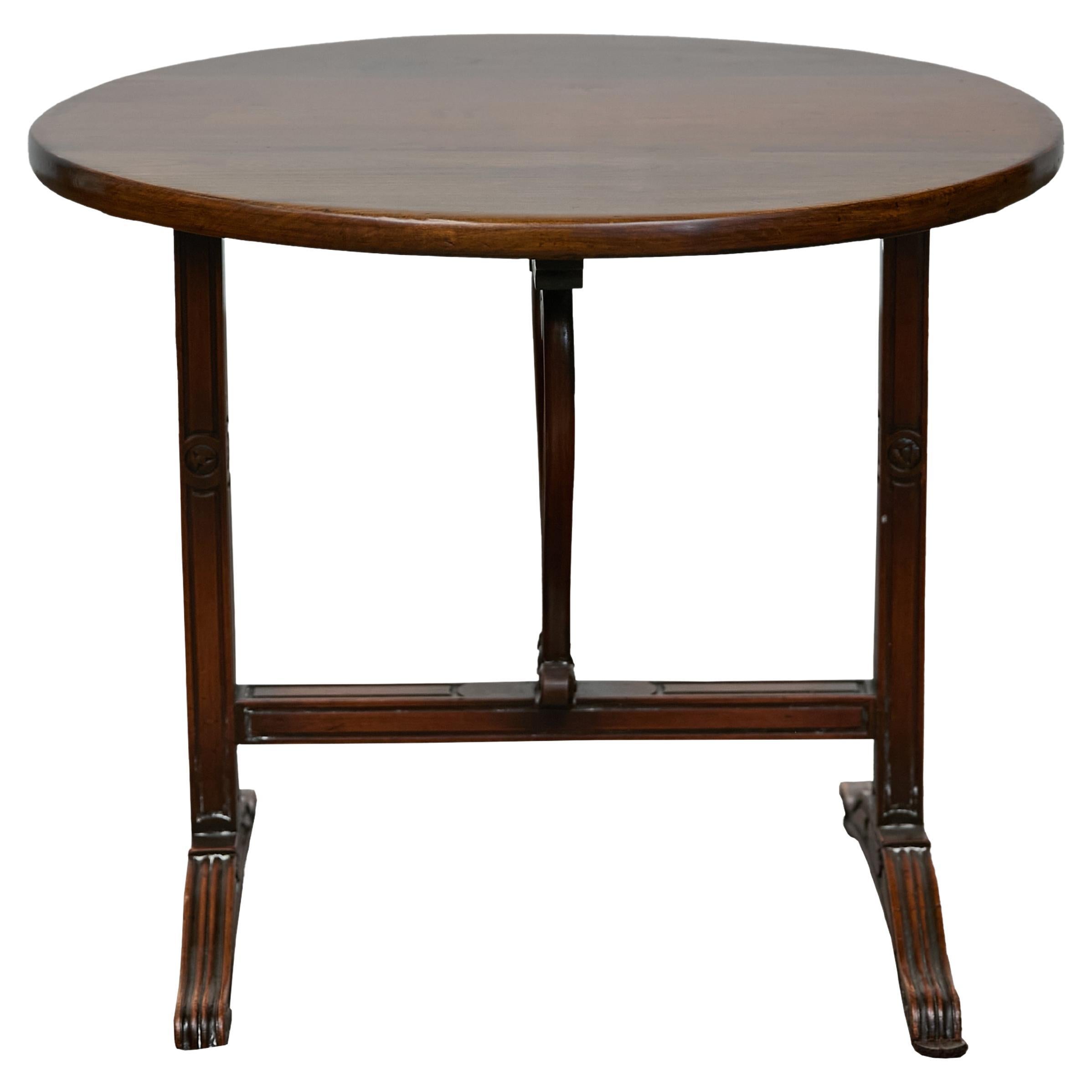 Mesa de cata de vinos Louis Philippe de nogal francés con tapa basculante y patas de garra talladas