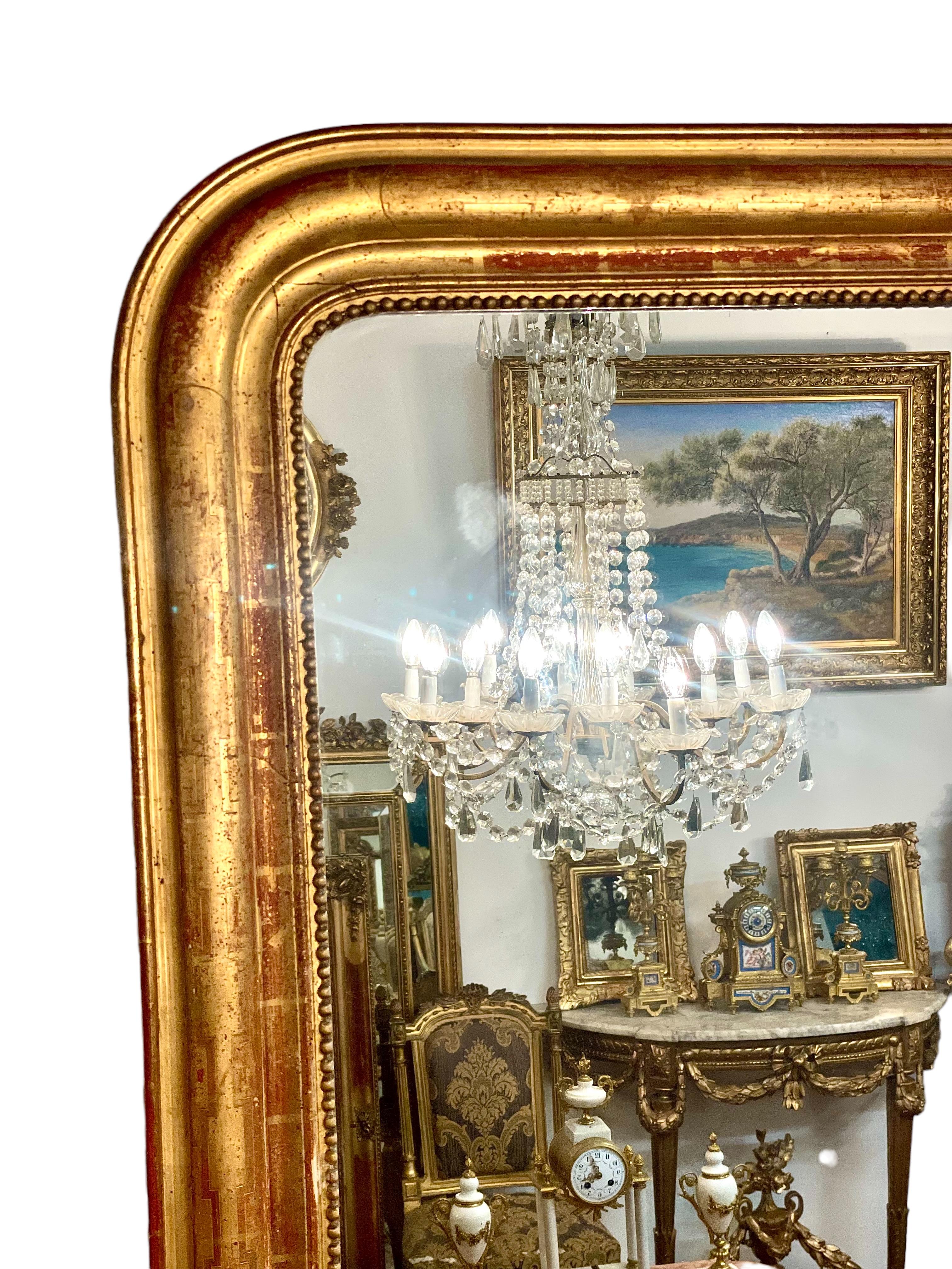 Français Miroir mural en bois doré Louis Philippe en vente
