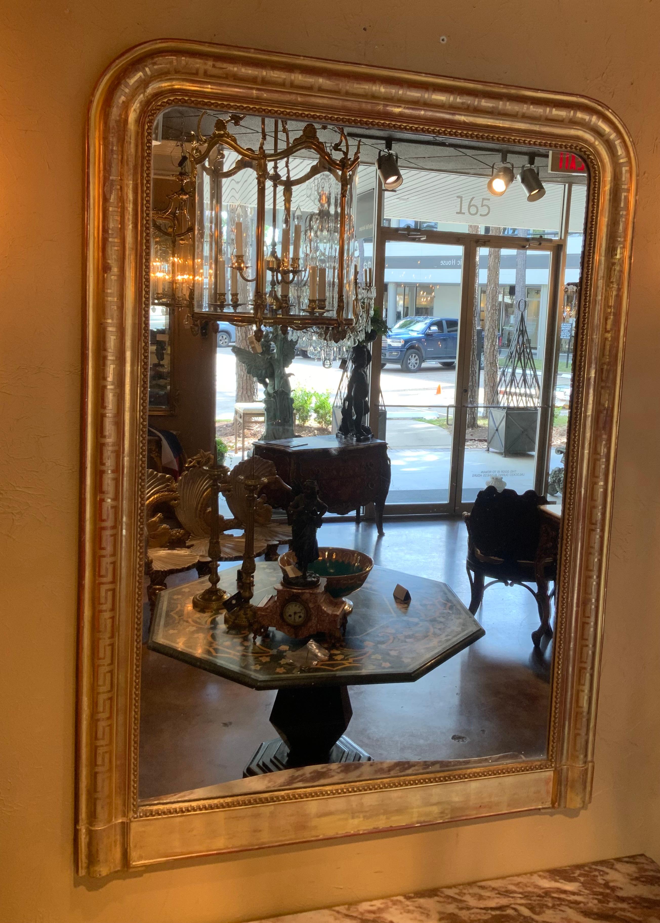 Espejo Louis Philippe de madera dorada con diseño de llave griega Luis Felipe en venta