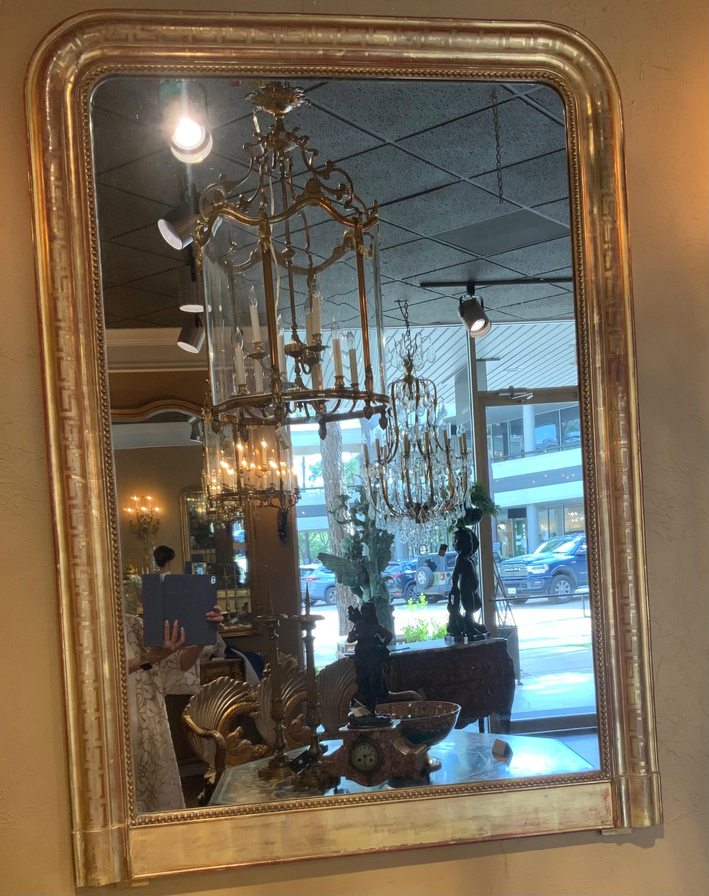 Espejo Louis Philippe de madera dorada con diseño de llave griega Francés en venta