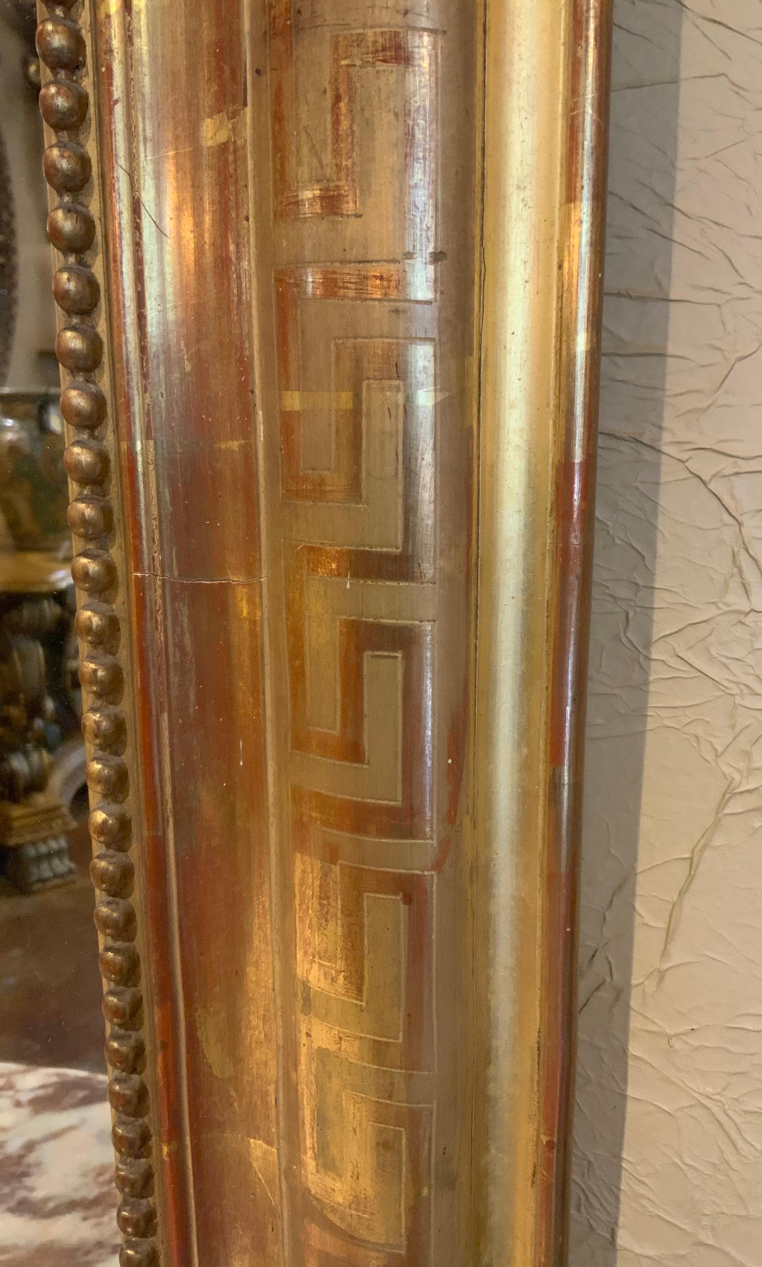 Espejo Louis Philippe de madera dorada con diseño de llave griega Madera dorada en venta