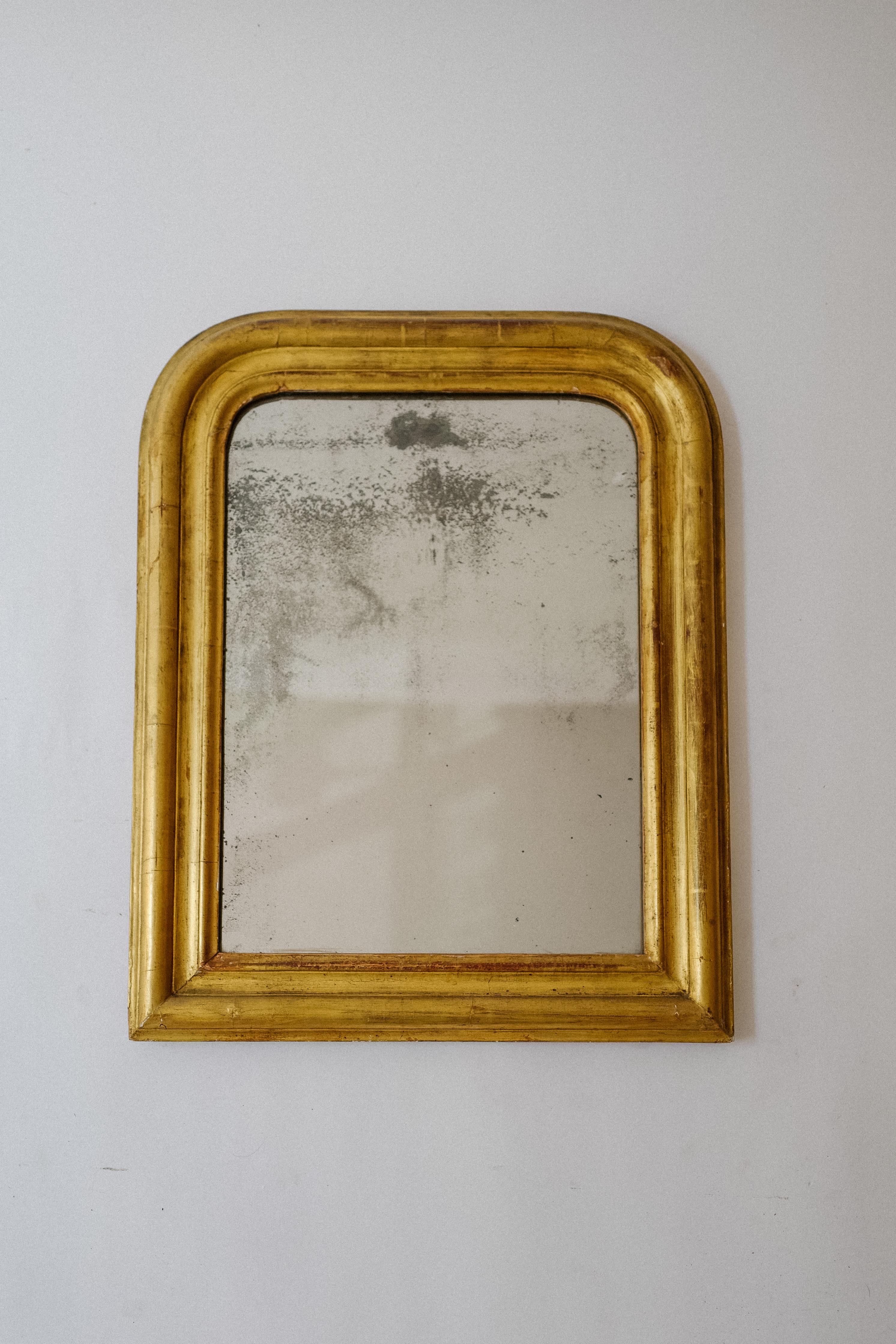 Miroir Louis Philippe en bois doré à la feuille d'or, circa 19ème siècle, France avec verre au mercure d'origine.