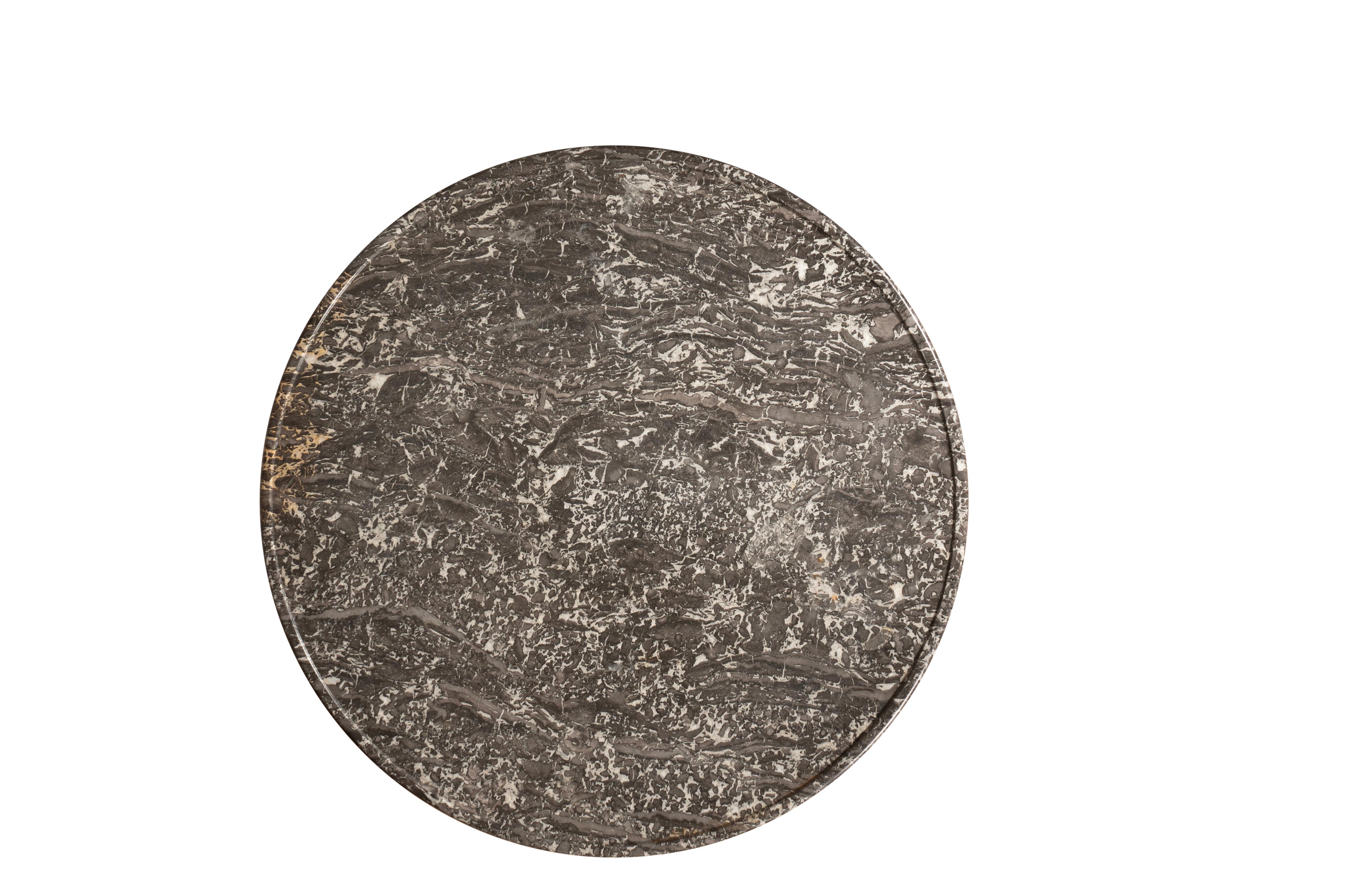 Kreisförmige Platte aus grauem und weißem St.-Anna-Marmor mit gewölbter Oberfläche und entsprechendem Fries auf einer vasenförmigen Stütze und einem dreiteiligen Sockel mit geschnitzten vitruvianischen Spiralen und Tatzenfüßen.