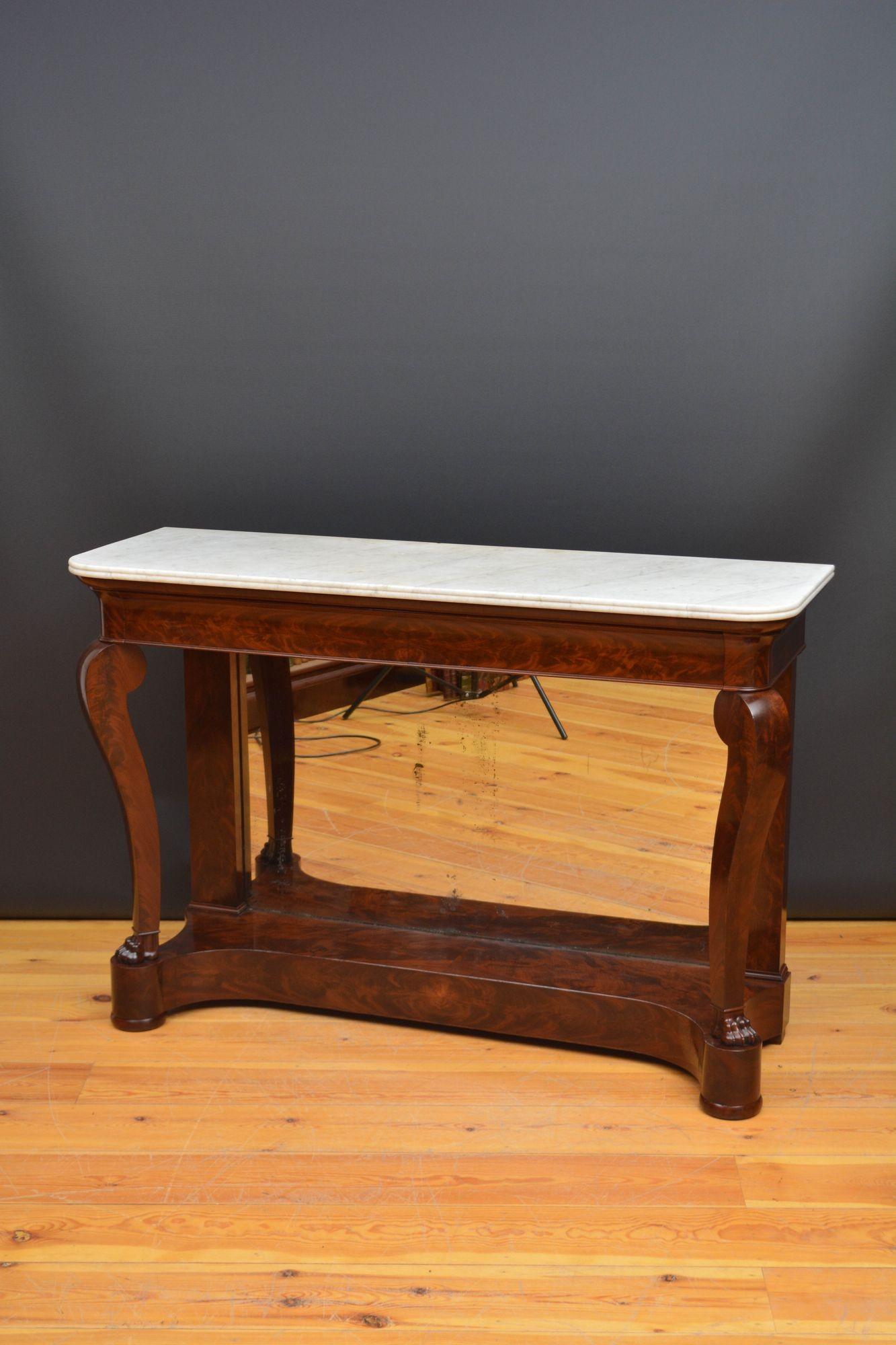 Sn5645  Tavolo da sala francese di qualità in mogano fiammato, con piano originale in marmo bianco e venato sopra un cassetto a fregio sagomato e supporti sagomati che terminano con piedi a zampa e piattaforma. Questo antico tavolo da sala è stato