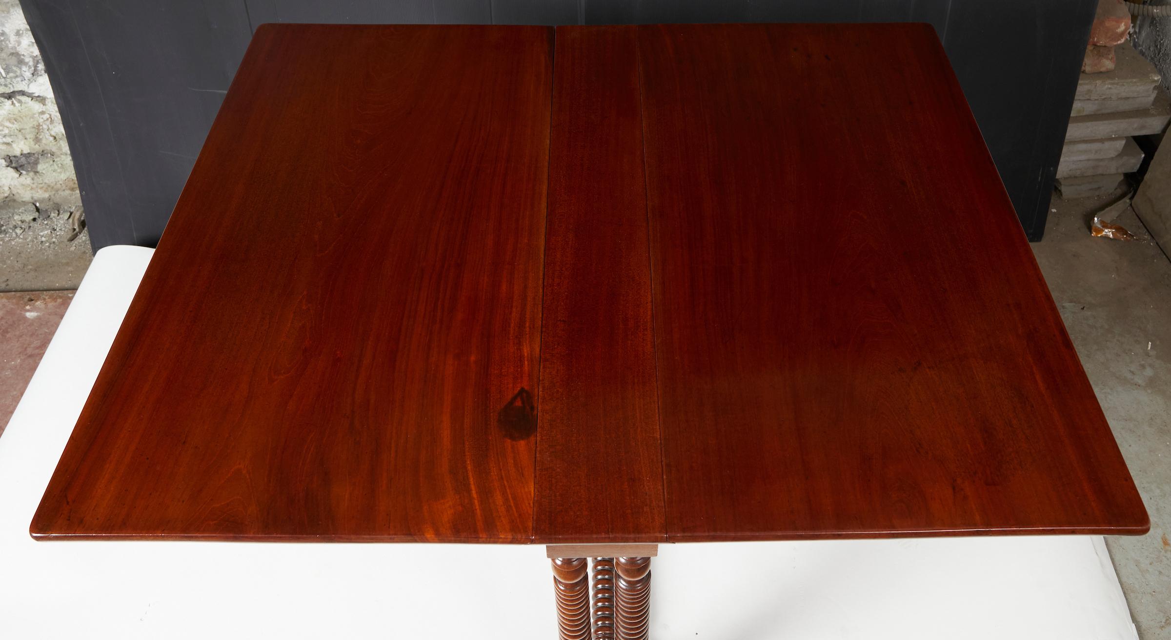 Französischer Tisch aus der Louis-Philippe-Periode, ausgestattet mit einem Fallblattsystem. 
Das Dach ohne Fensterläden besteht aus zwei überhängenden Brettern. Die gesamte Decke ist aus sogenanntem 