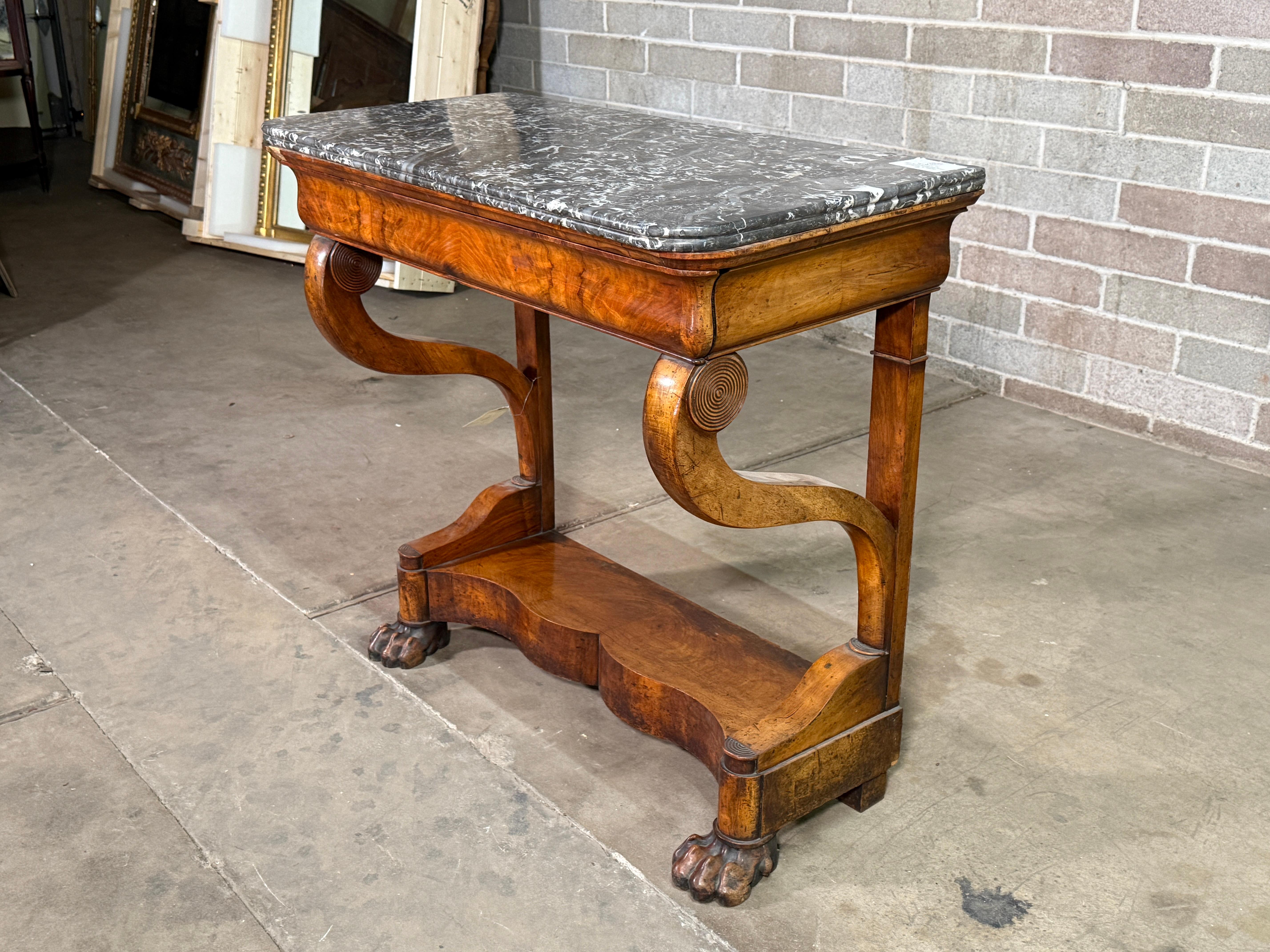 Console in mogano e noce Louis Philippe con marmo di Sant'Anna 
Console in mogano e noce con marmo di Sant'Anna 
Bellissimo pezzo acquistato in Francia. 
Usura appropriata all'età, vedi foto dettagliate. 
Inviaci un messaggio con le tue domande. 
