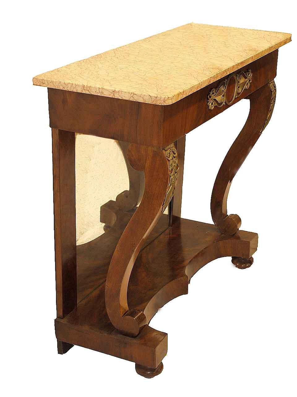 Louis Philippe Konsolentisch mit Marmorplatte. Dieser Mahagoni-Tisch hat eine wunderschön geäderte Siena-Marmorplatte über einem vertikal furnierten Fries mit zentraler Messingapplikation,  die geschwungenen Beine ebenfalls mit aufwändigen