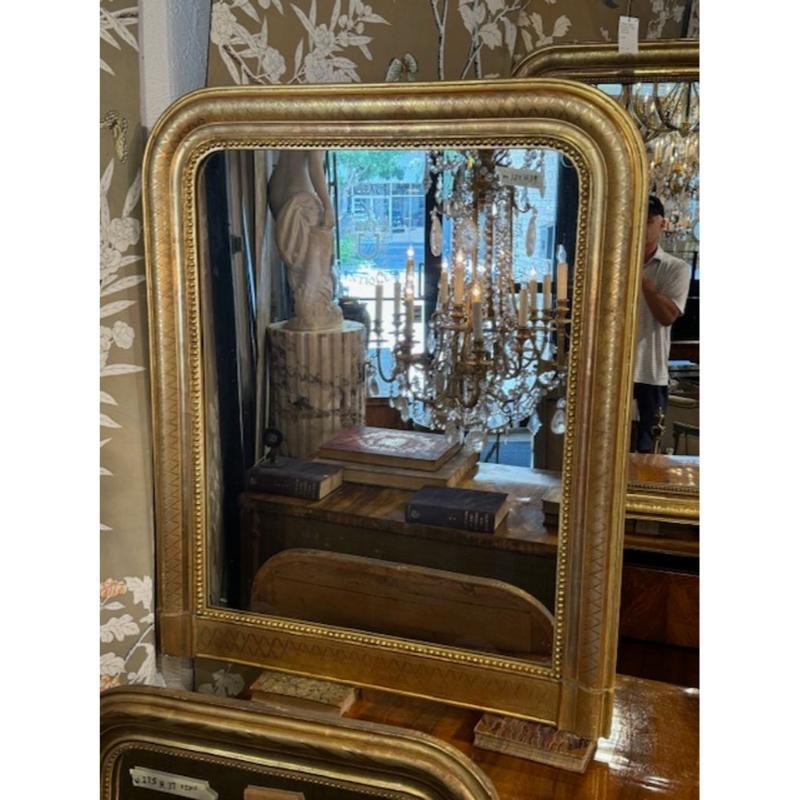 Miroir en bois doré Louis Philippe du 19ème siècle avec un cadre en X. Circa 1860. Une touche classique et intemporelle pour un intérieur raffiné. 32 