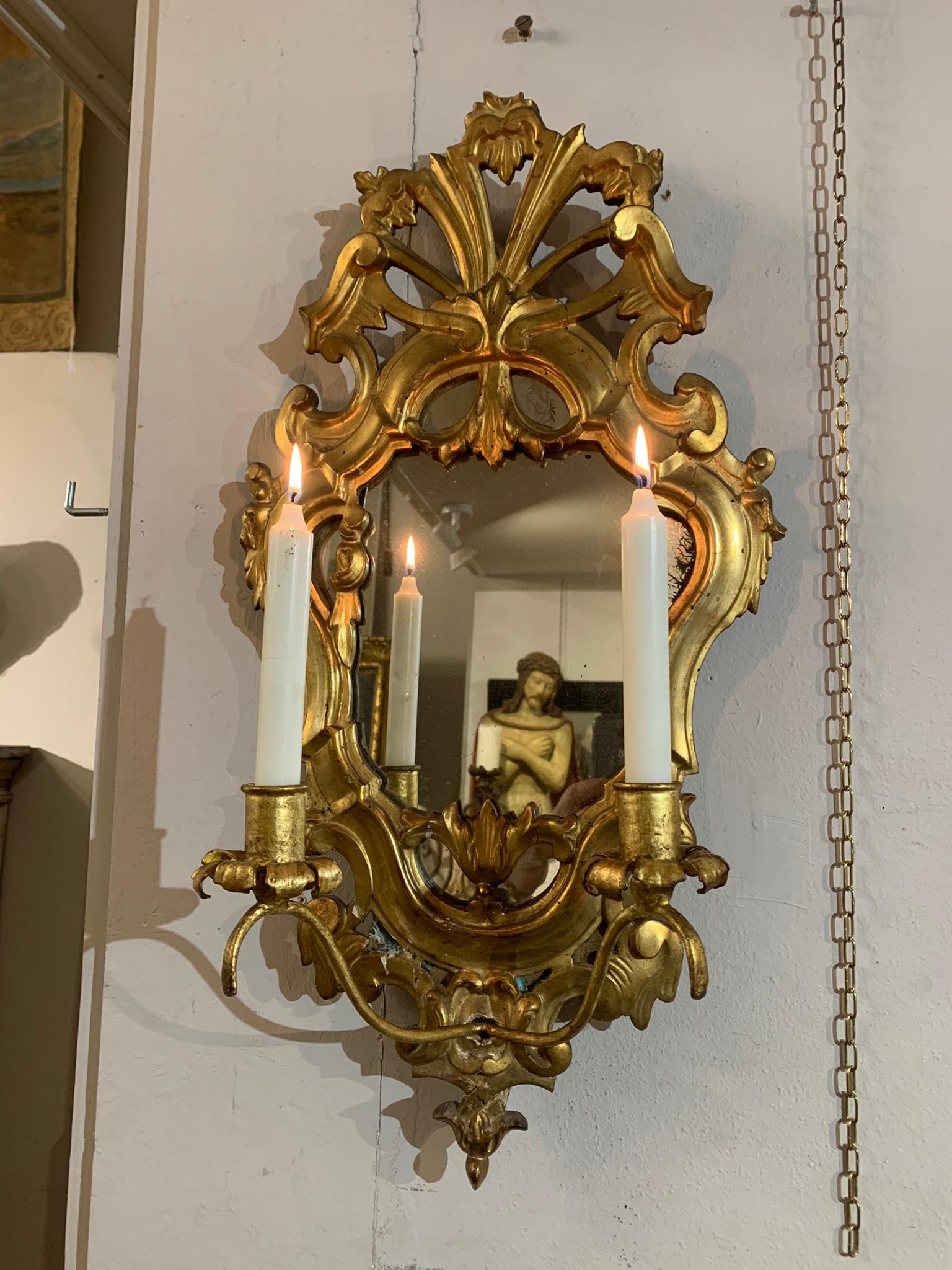 Beautiful pair of appliques in carved and gilded wood with pure gold leaf, mercury silver mirrors in good condition.
A pair of gilded iron candle holder arms are inserted into the lower part.
Structure in fir, it is possible to electrify them.
