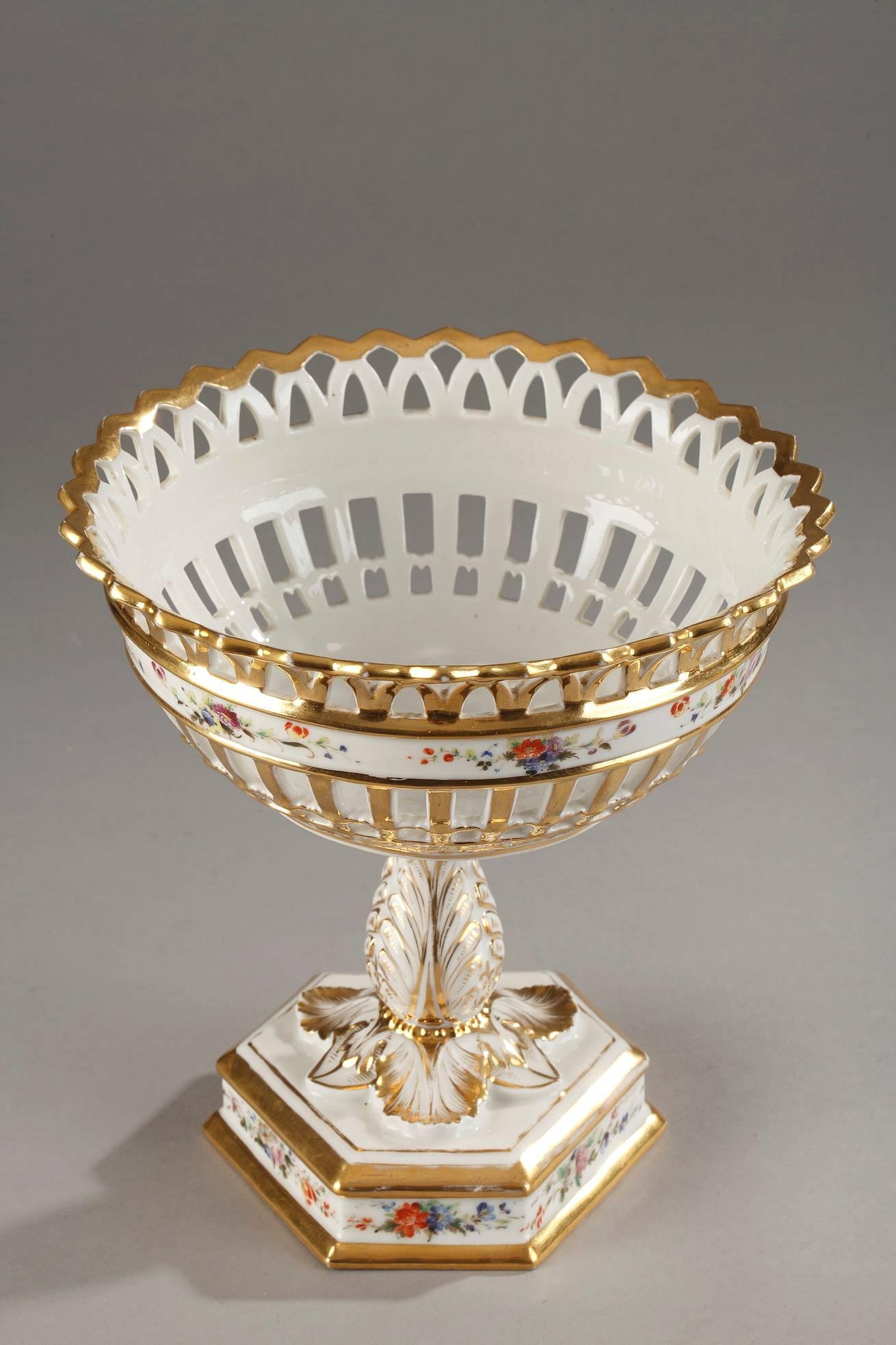 Pair of porcelain vases embellished with openwork lattices, multicolored flowers and gold palmettes. Each vase rests on a foliated pedestal foot and a terraced, hexagonal base. The set is enhanced with gilded sections,

circa 1840.

Dimension: W