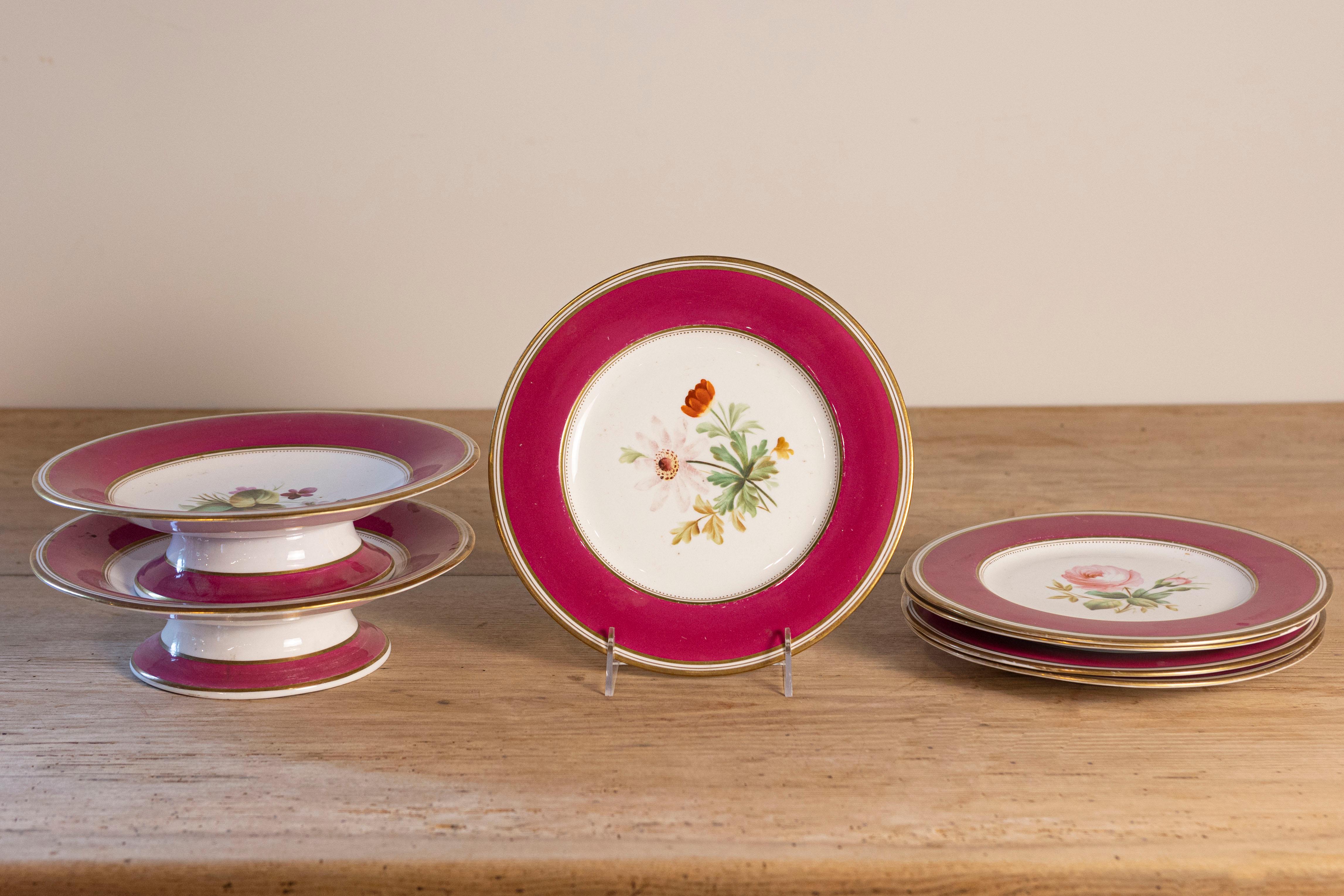 Platos de servicio de porcelana de París de la época Louis Philippe, de mediados del siglo XIX, con borde fucsia y decoración floral, precio y venta por unidad. Creados en Francia durante el reinado del rey Louis Philippe, cada plato presenta un