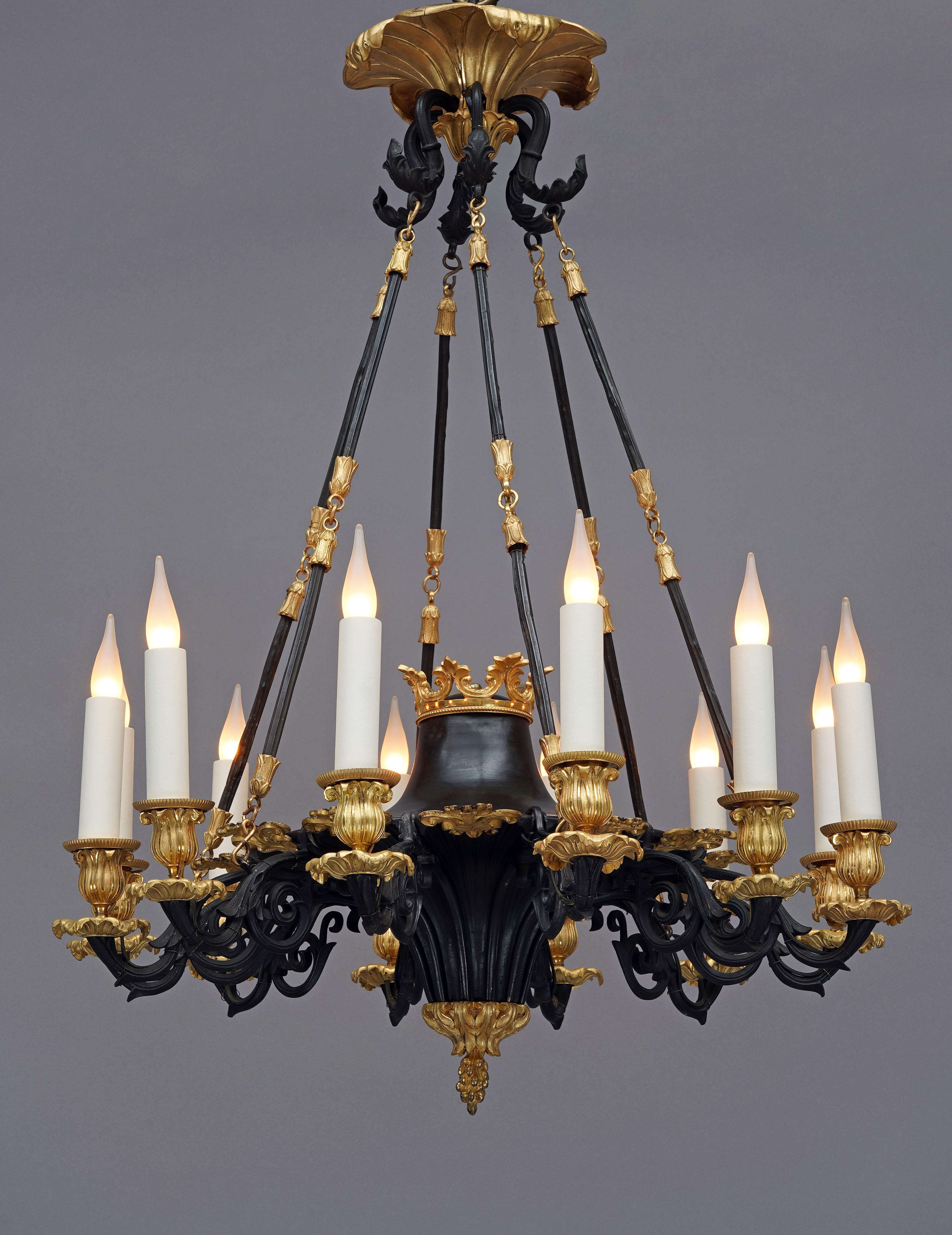 Schöner Kronleuchter aus der Louis-Philippe-Zeit (1830-1848) aus patinierter und vergoldeter, ziselierter Bronze. Zwölf Lichtarme mit Akanthusblättern, die sich mit stilisierten Palmetten abwechseln, beleuchten den zentralen Teil, der von einer