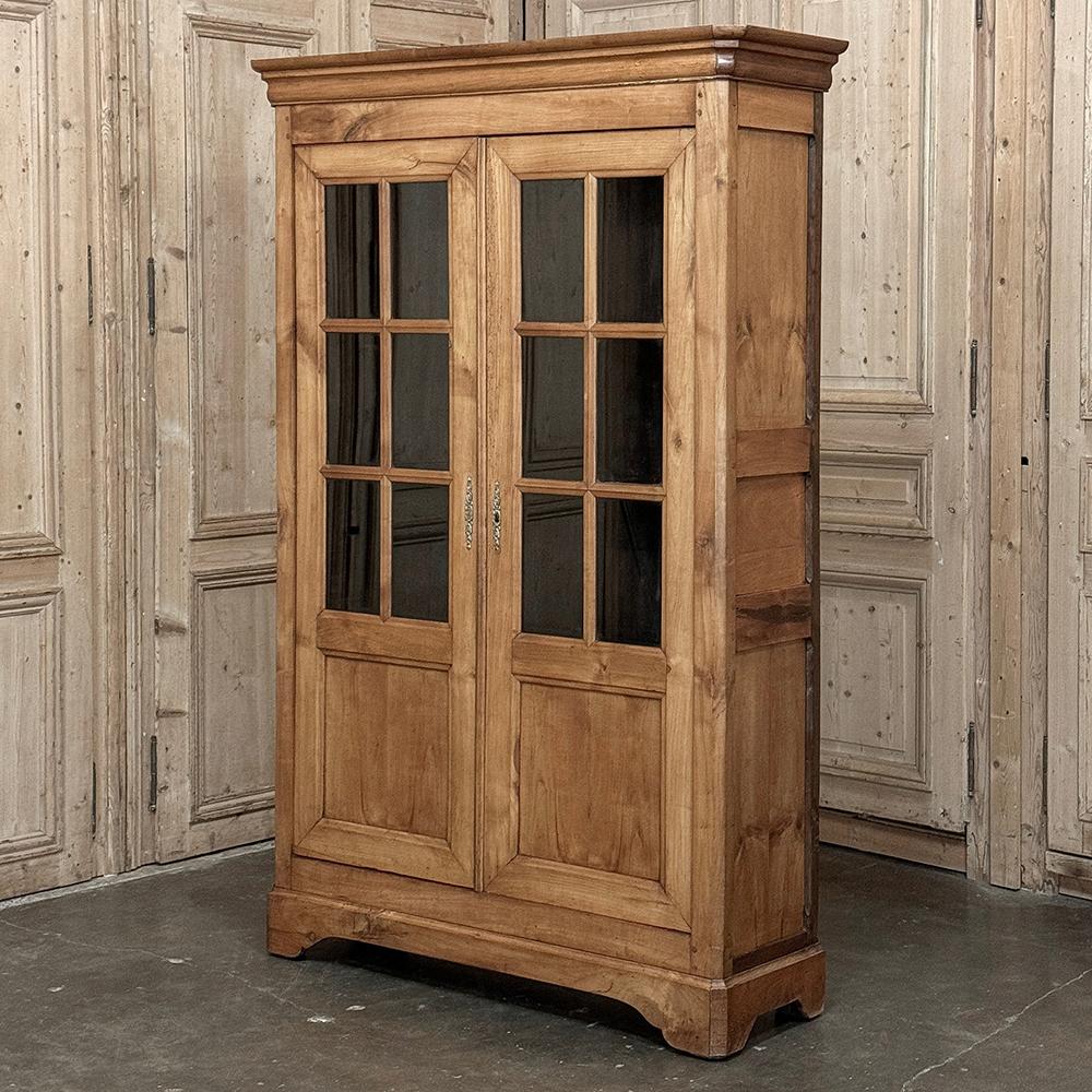 La libreria ~ vetrinetta in ciliegio Louis Philippe è uno splendido design che combina una sobria architettura classica con una profondità ridotta e il calore del ciliegio invecchiato per creare un look senza tempo che si abbina a un'ampia varietà