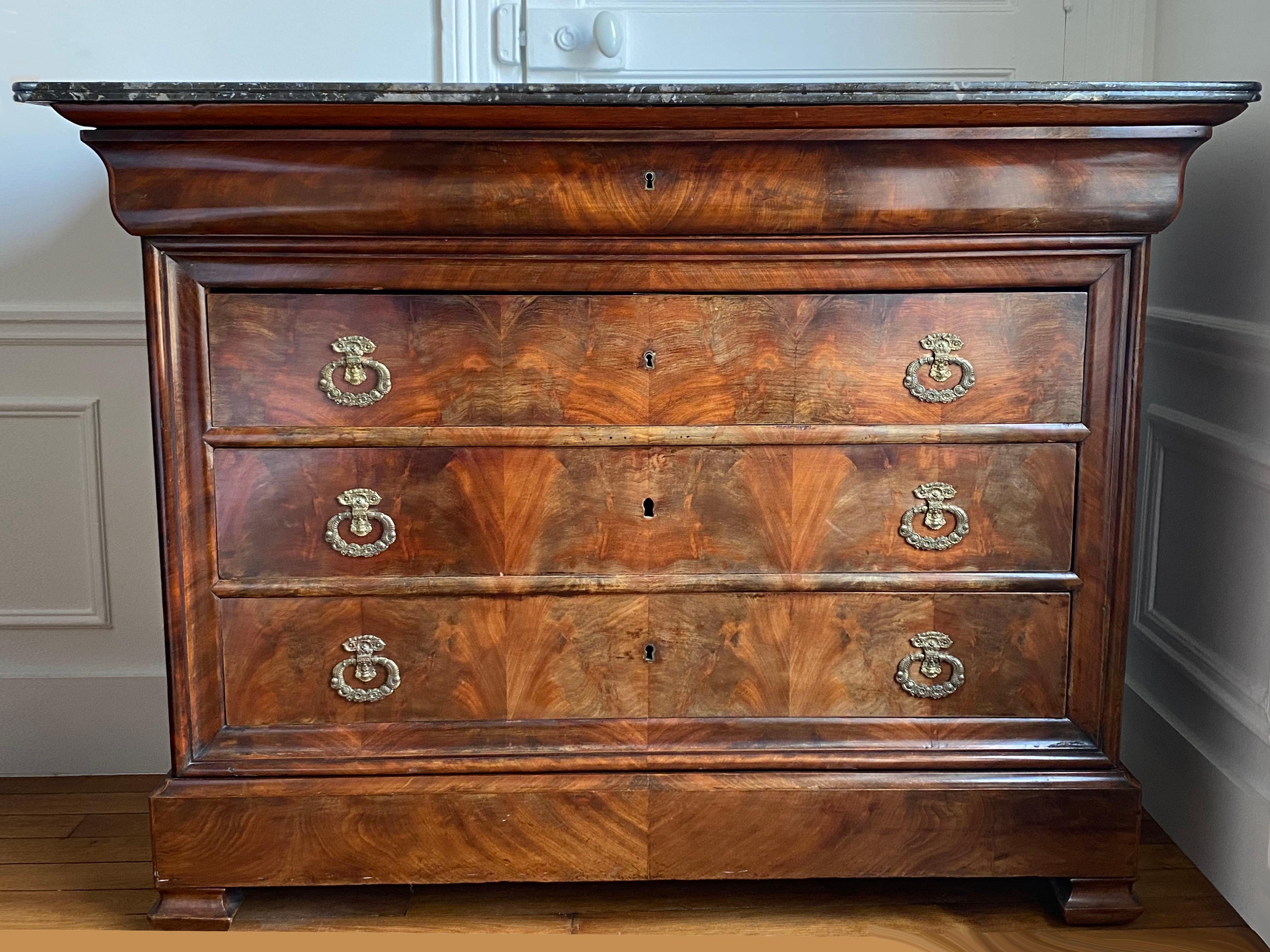 Cassettiera d'epoca Louis Philippe 
Mogano / ottone / marmo originale 
xIX secolo
L. 125 x H. 95 x P. 57 cm
890 euro