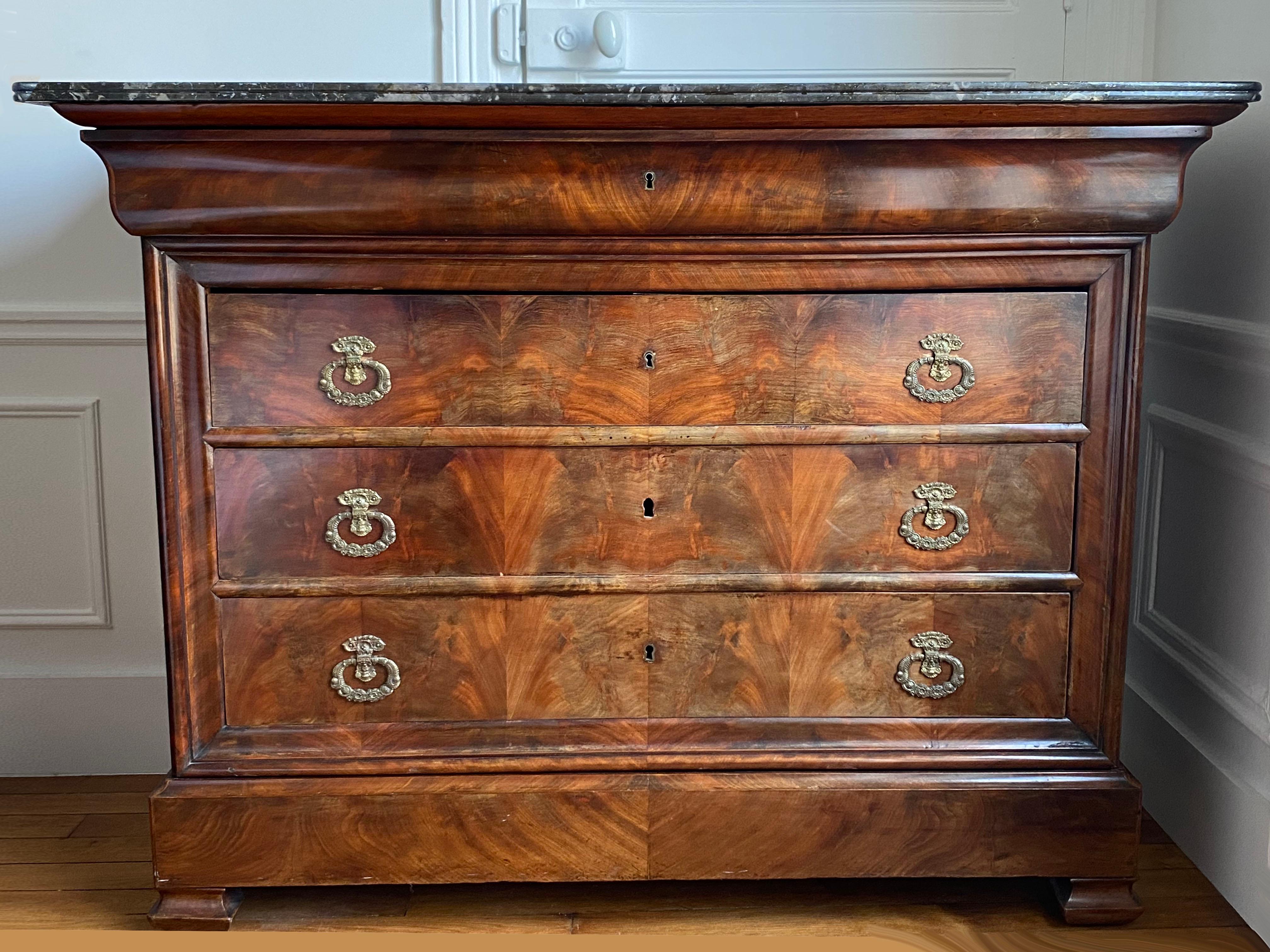 Louis Philippe period chest of drawers 
Mahogany / brass / original marble 
19th century
L 125 x h 95 x d57 cms
890 euros