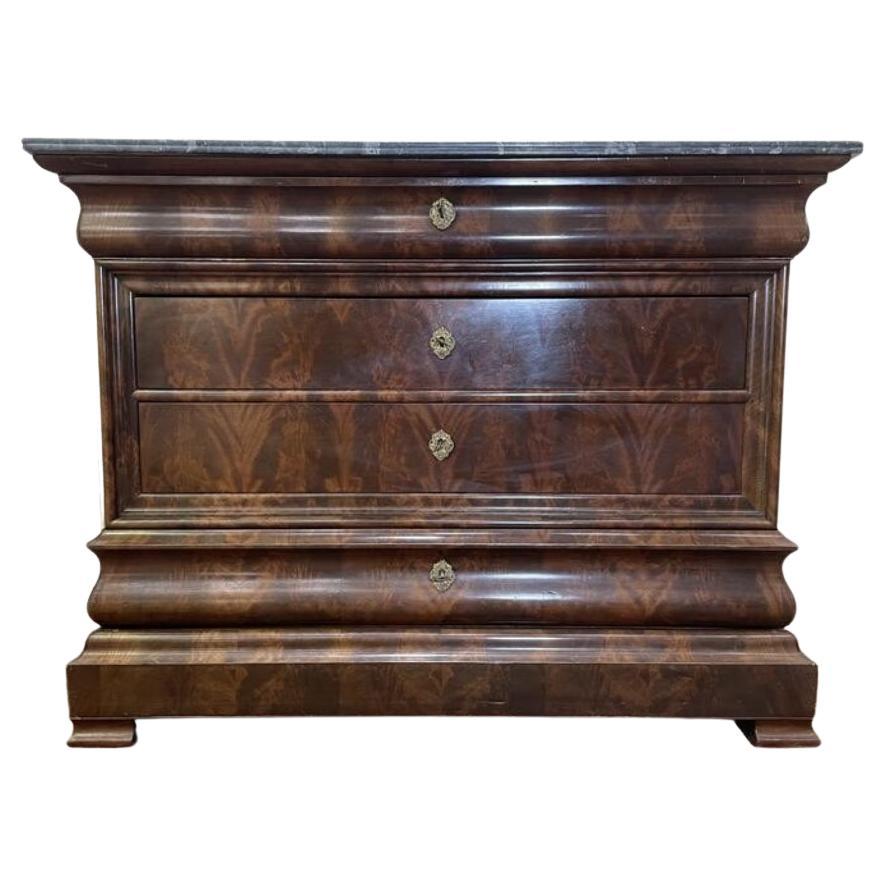 Commode d'époque Louis Philippe en acajou avec plateau en marbre veiné gris