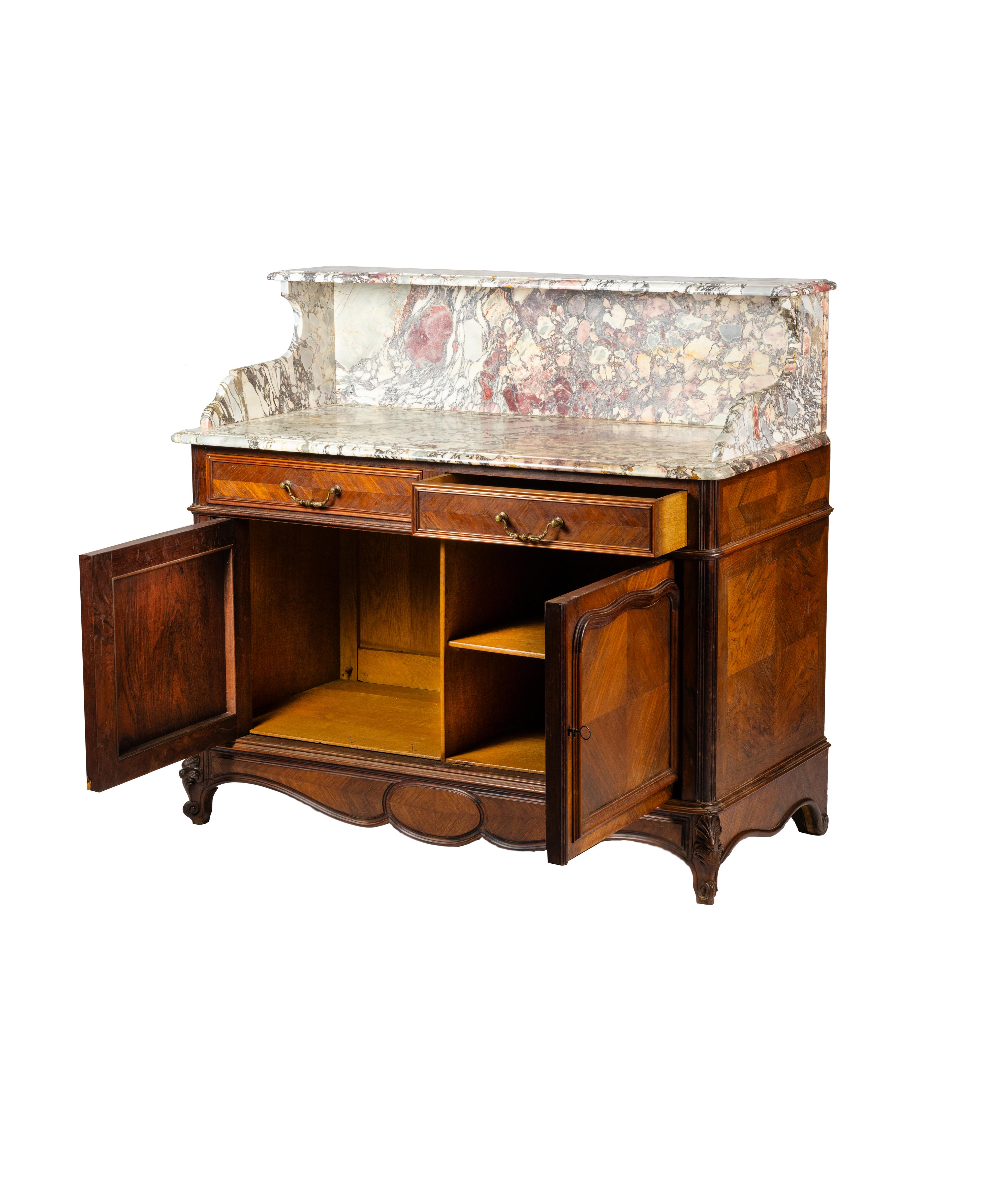 Un mobile da toilette francese antico Louis Philippe con piano in marmo riccamente lavorato e  struttura in noce fiammato con due cassetti principali.

Lo stile Louis Philippe durante il periodo della Monarchia di Luglio, sotto il regno di Luigi