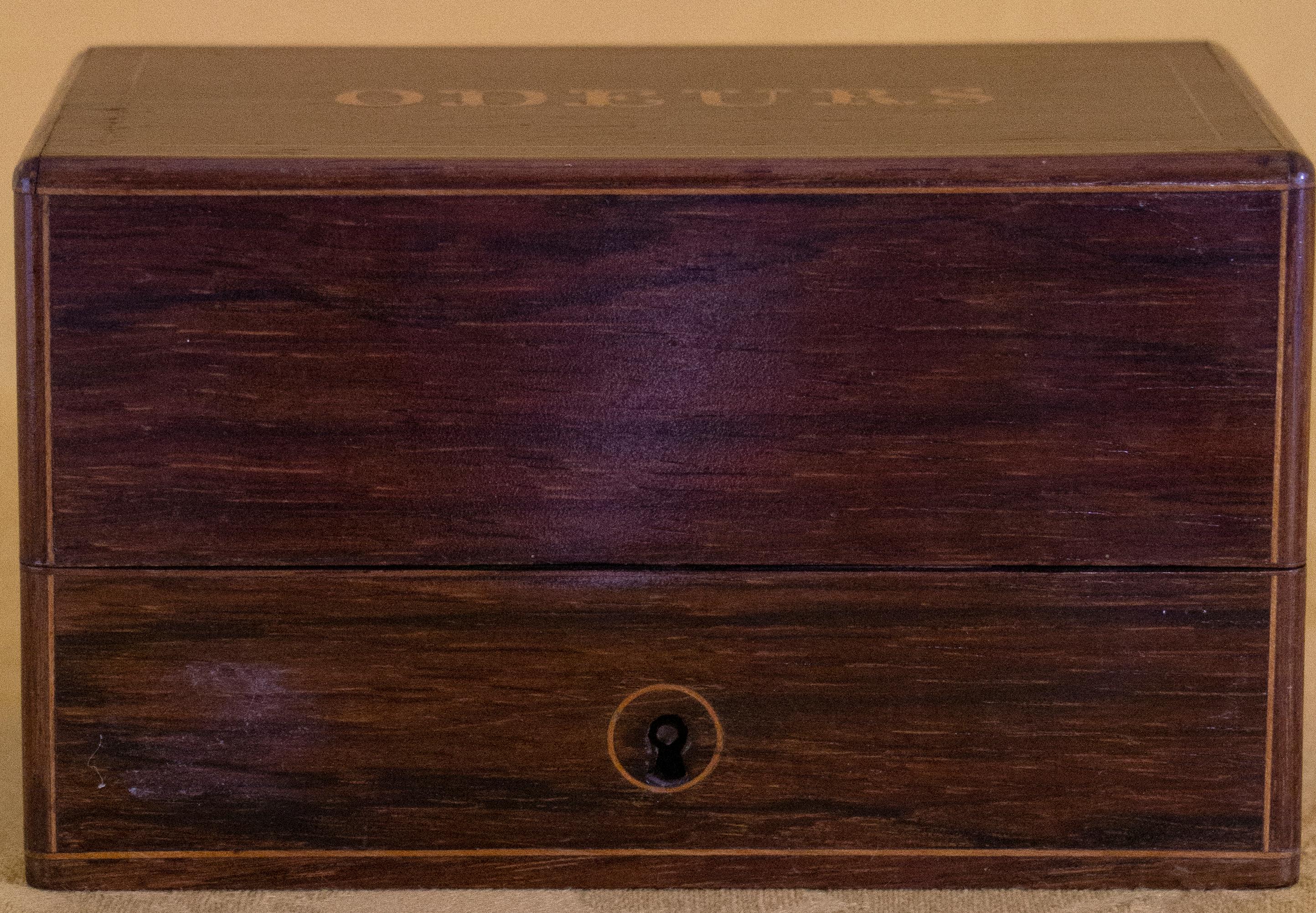 Charmante petite boîte d'époque Louis-Philippe en bois indigène avec filet de marqueterie et le mot 
