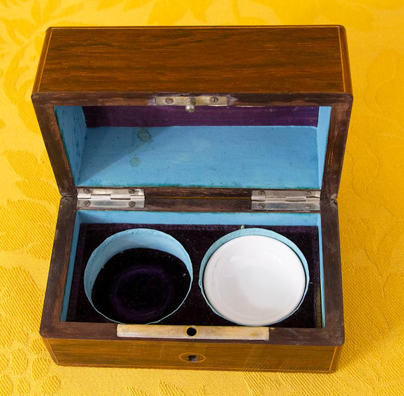 Marquetry Louis-Philippe period ointment box in native wood and marquetry, 19th century For Sale