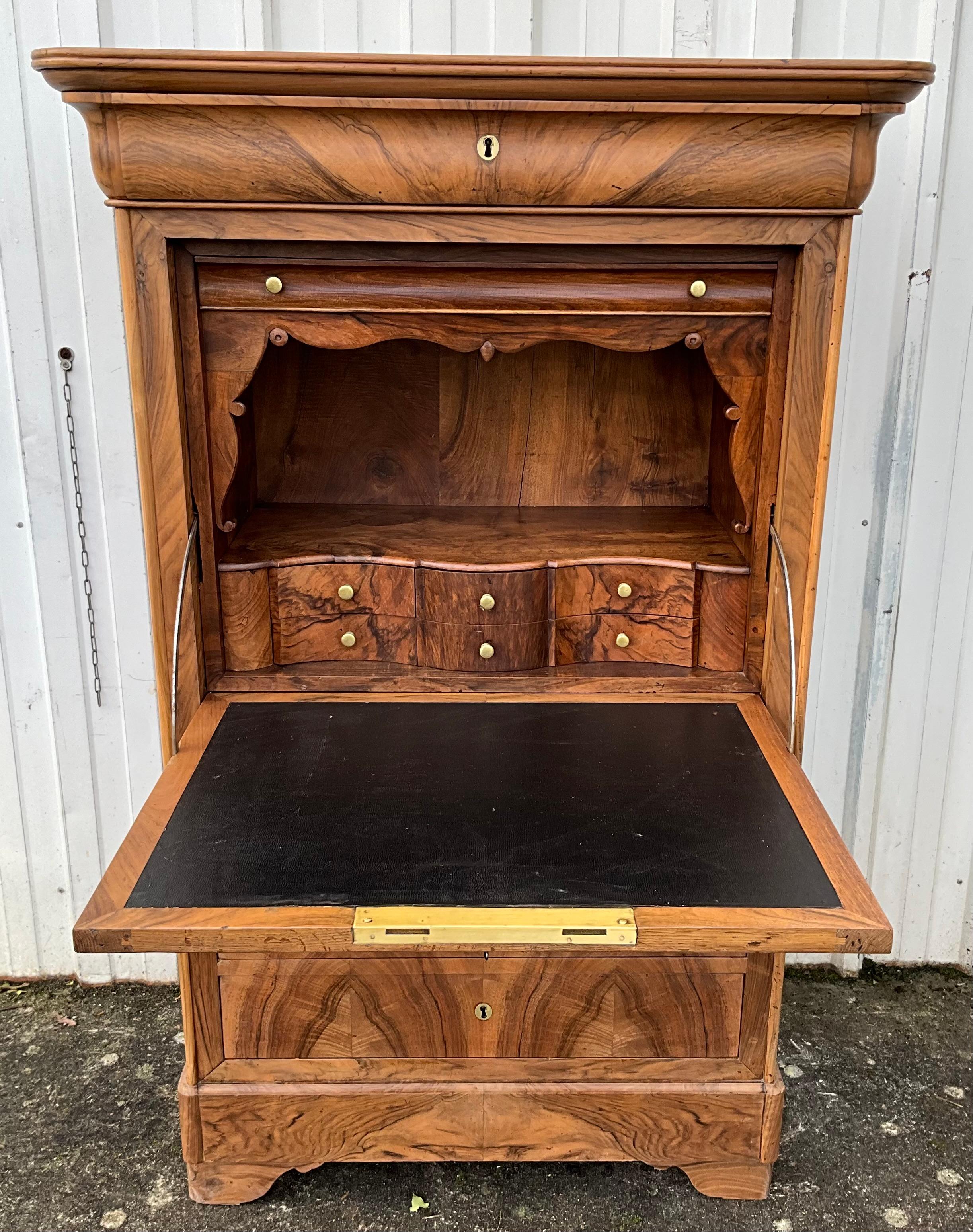Secretary period Louis Philippe, mid 19th century, is in walnut bramble.

A video of this piece of furniture is available on Instagram. Join me at: antiquites_guideau.

Walnut brambles are flamed because they have many aesthetic designs. These