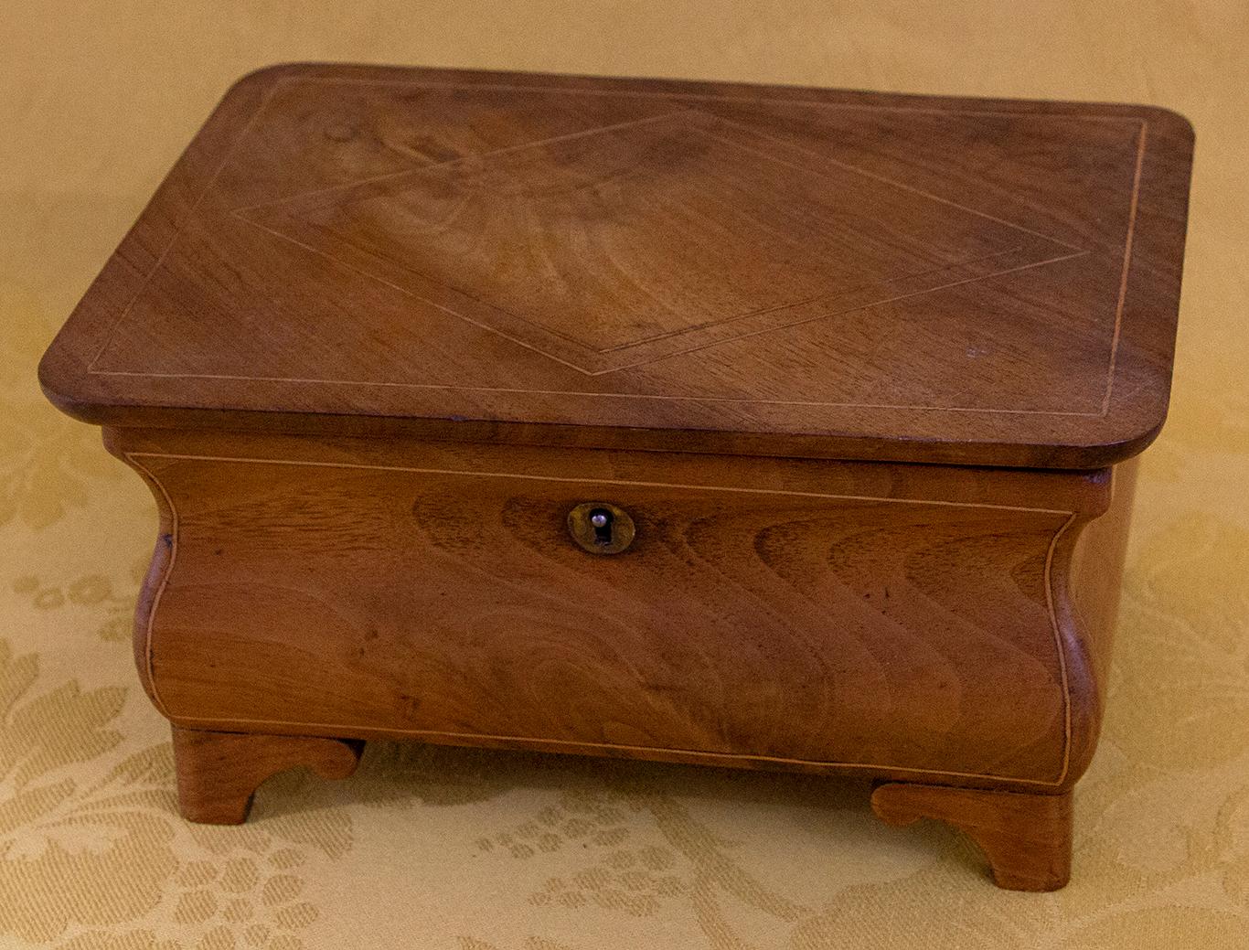 Beautiful jewelry box in walnut. The four sides in doucine are decorated with a marquetry border, the top is decorated with a diamond also in marquetry.
France
Louis-Philippe period.
   