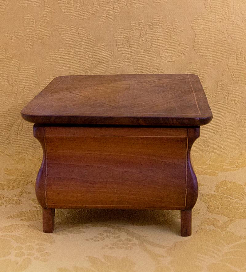 Caja de nogal del periodo Louis Philippe con doucine y marquetería, hacia 1840 Francés