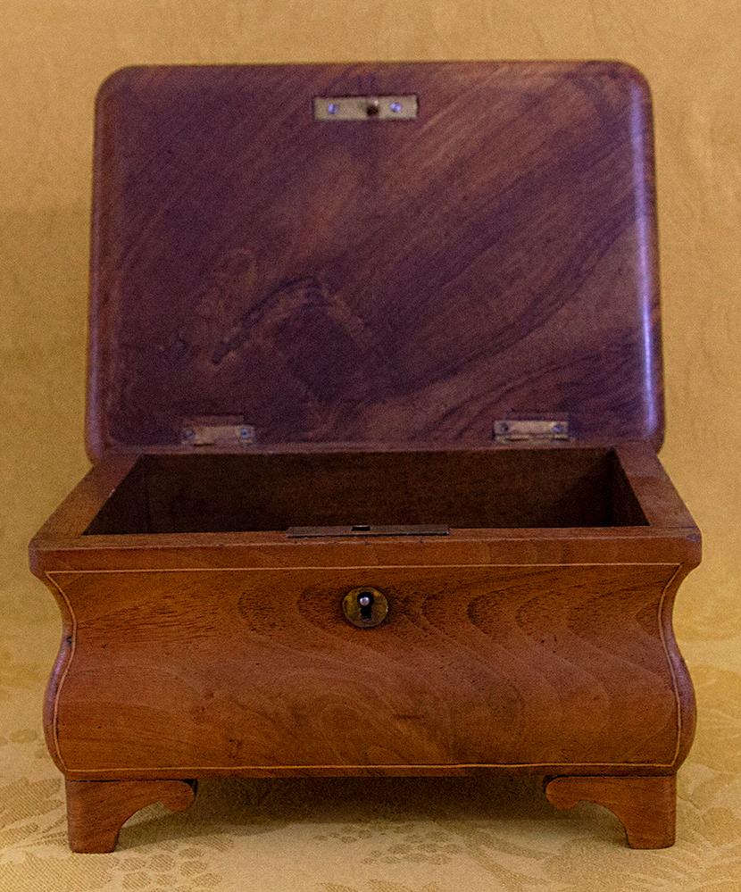 Caja de nogal del periodo Louis Philippe con doucine y marquetería, hacia 1840 Marquetería