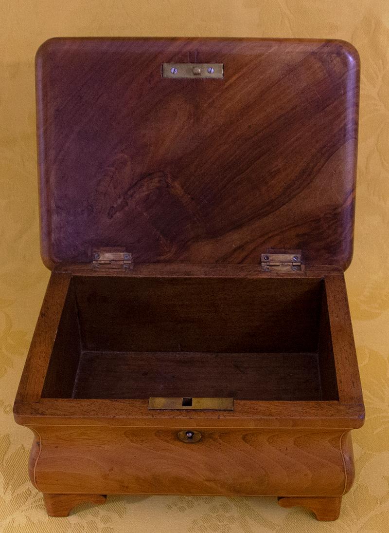 Louis-Philippe Period Walnut Box with Doucine and Marquetry, circa 1840 For Sale 1