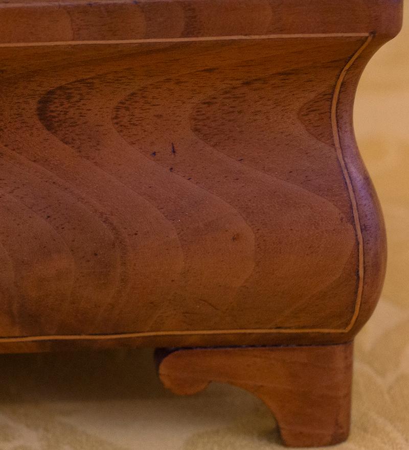 Caja de nogal del periodo Louis Philippe con doucine y marquetería, hacia 1840 1