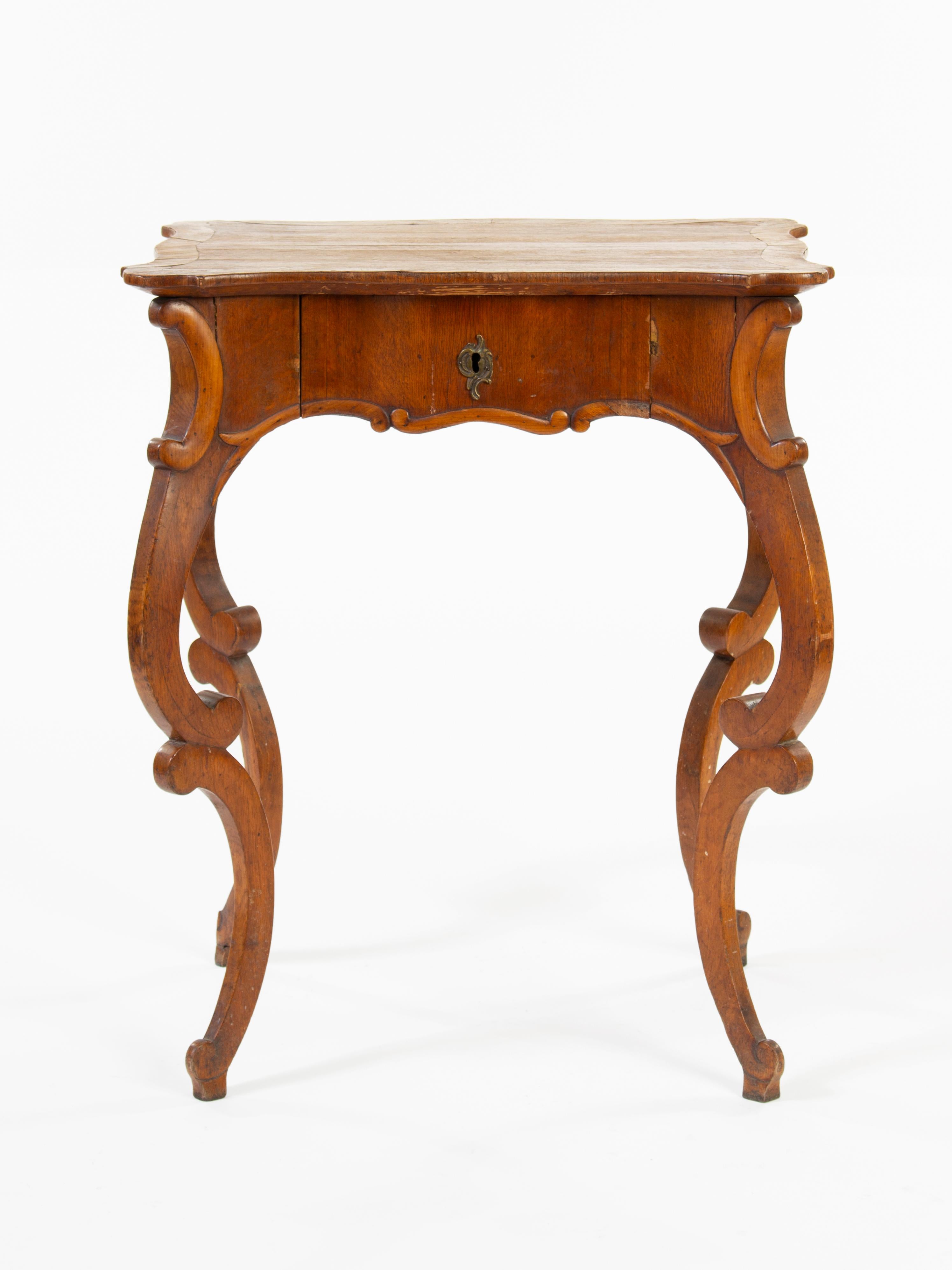 Schreibtisch im Louis-Philippe-Stil im Stil des Rokoko-Revivals, um 1870.
Kiefer, Nussbaumfurnier.