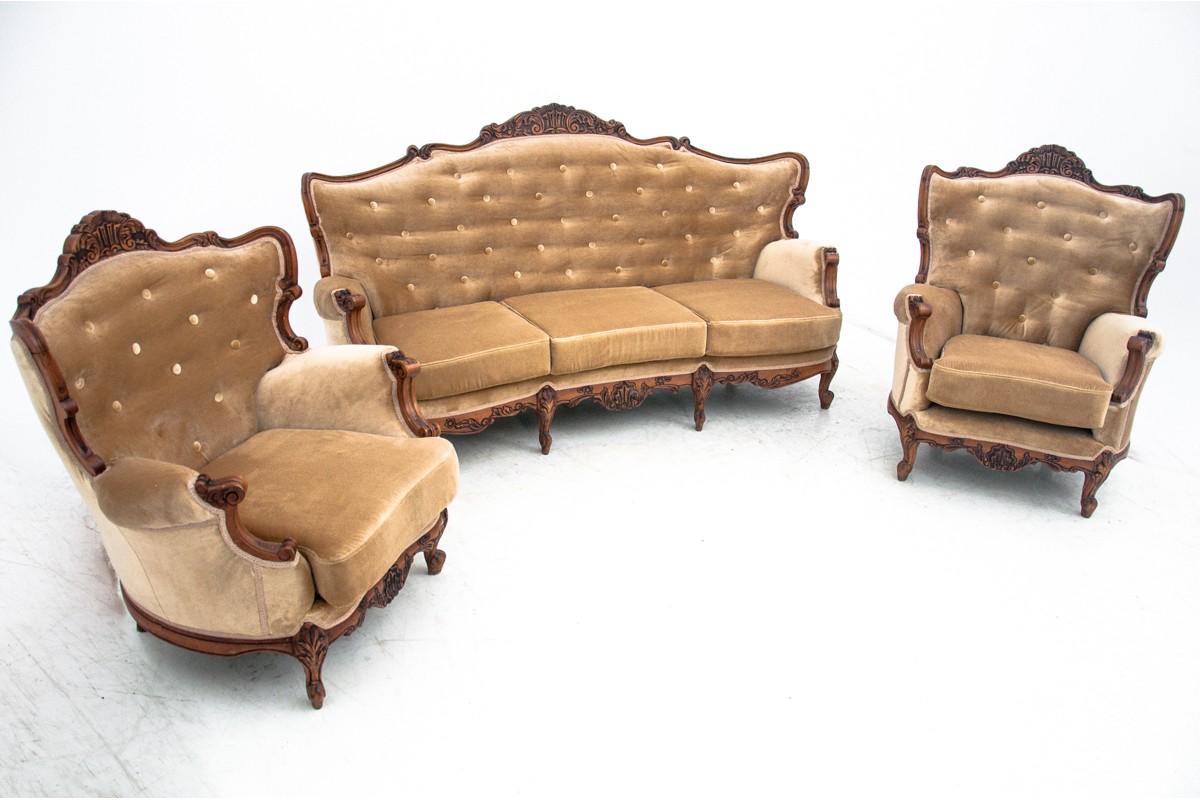 Salon set, Western Europe, circa 1940.
Very good condition, the set is upholstered with new upholstery.
Wood: walnut
dimensions :
sofa, height 104 cm, seat height 43 cm, length 200 cm 96 cm
armchair height 102 cm, seat height 43 cm, depth 80