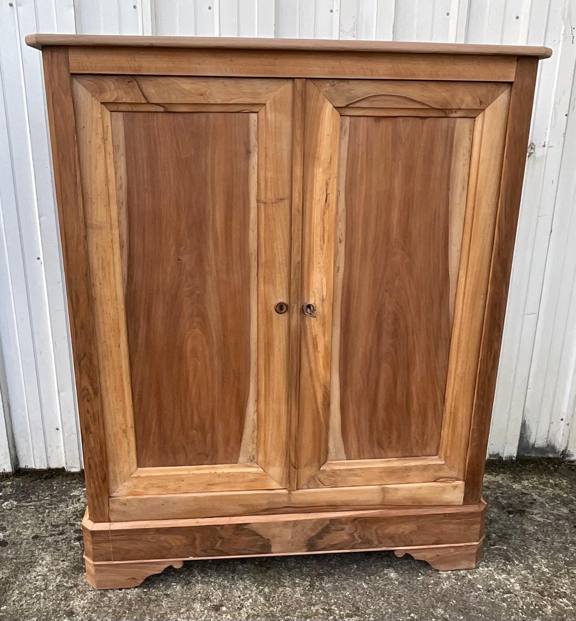 Louis-Philippe Side Cabinet in Solid Walnut – Timeless Elegance from the Late 19th Century

Step into the charm of an era where artisanal craftsmanship and the understated elegance of the Louis-Philippe style epitomized the art of French living.