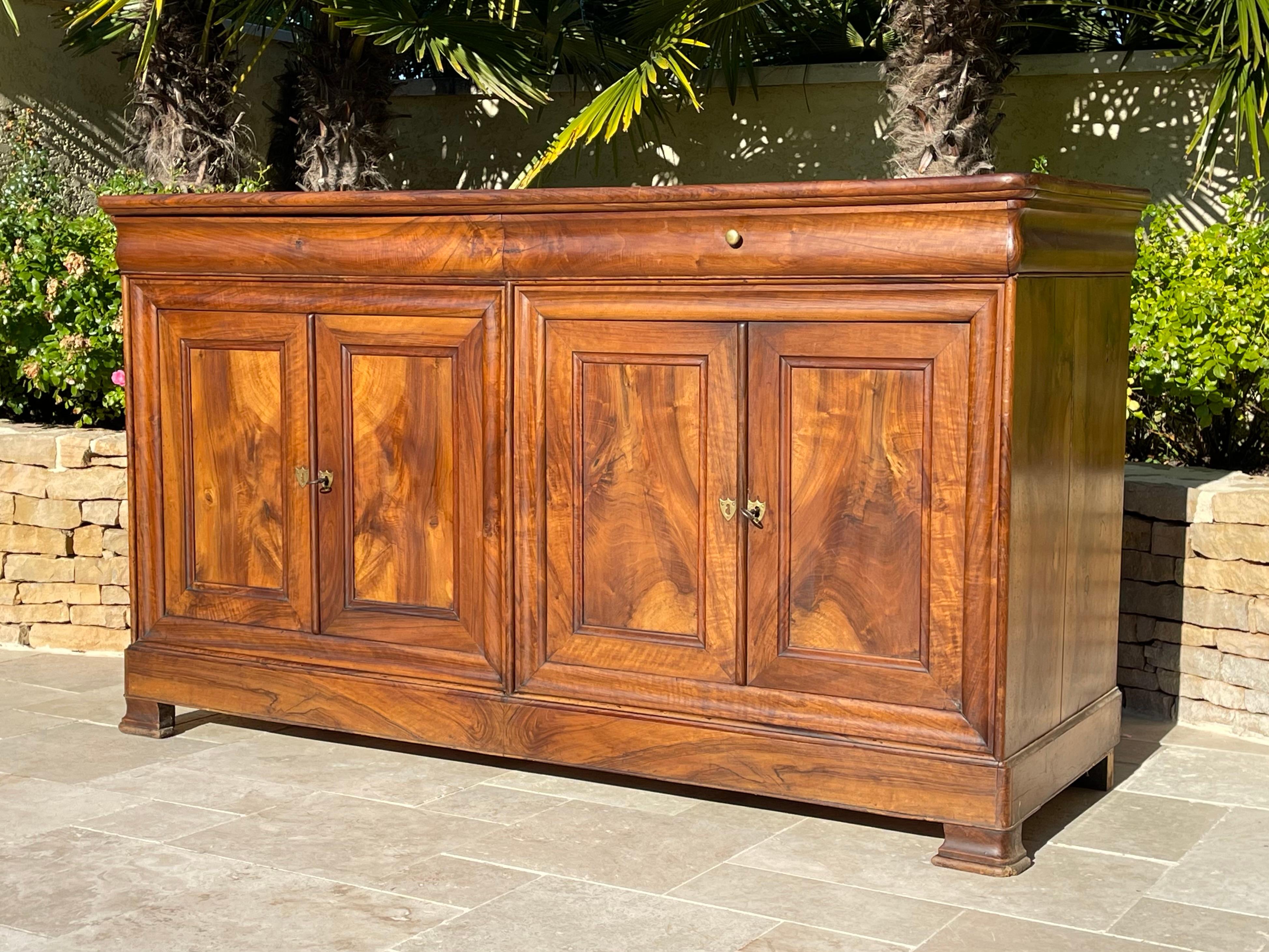 Louis Philippe style sideboard in solid walnut opening with 4 doors and 2 drawers. Good condition and beautiful original patina.

Dimensions
Height 1m10
Width 1m94
Depth 67cm