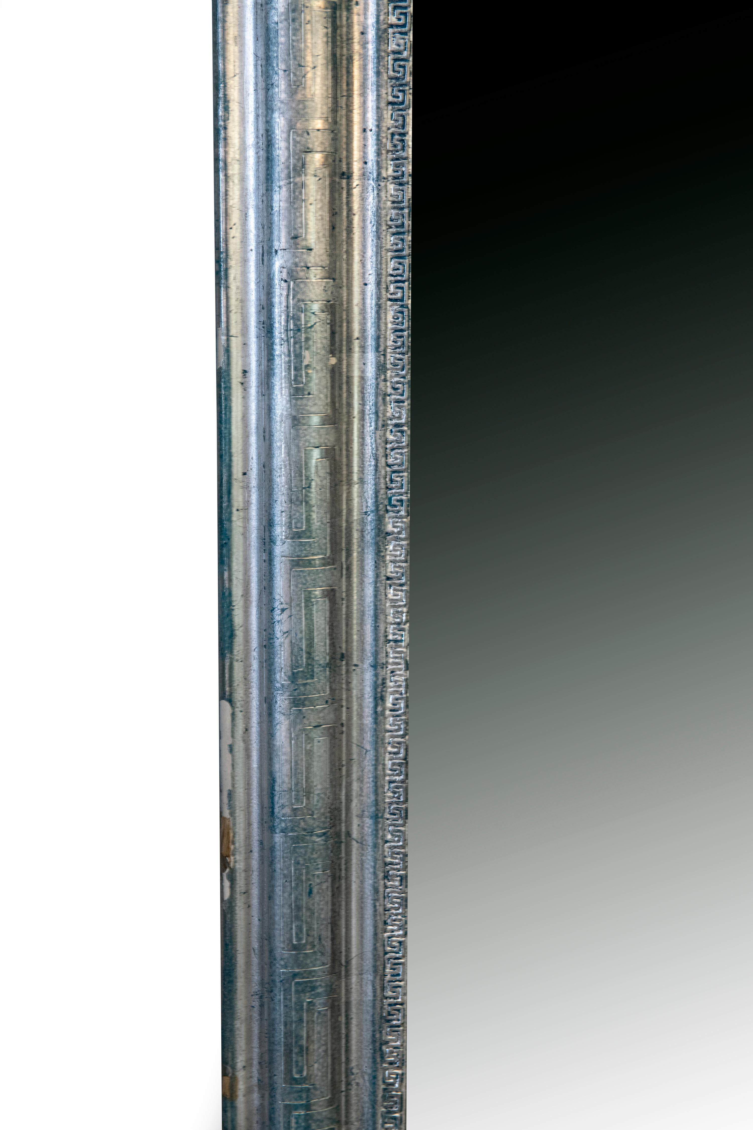 Miroir ancien d'époque Louis Philippe en argent sur bleu avec clé grecque sculptée et gravure de clé grecque sur le cadre.