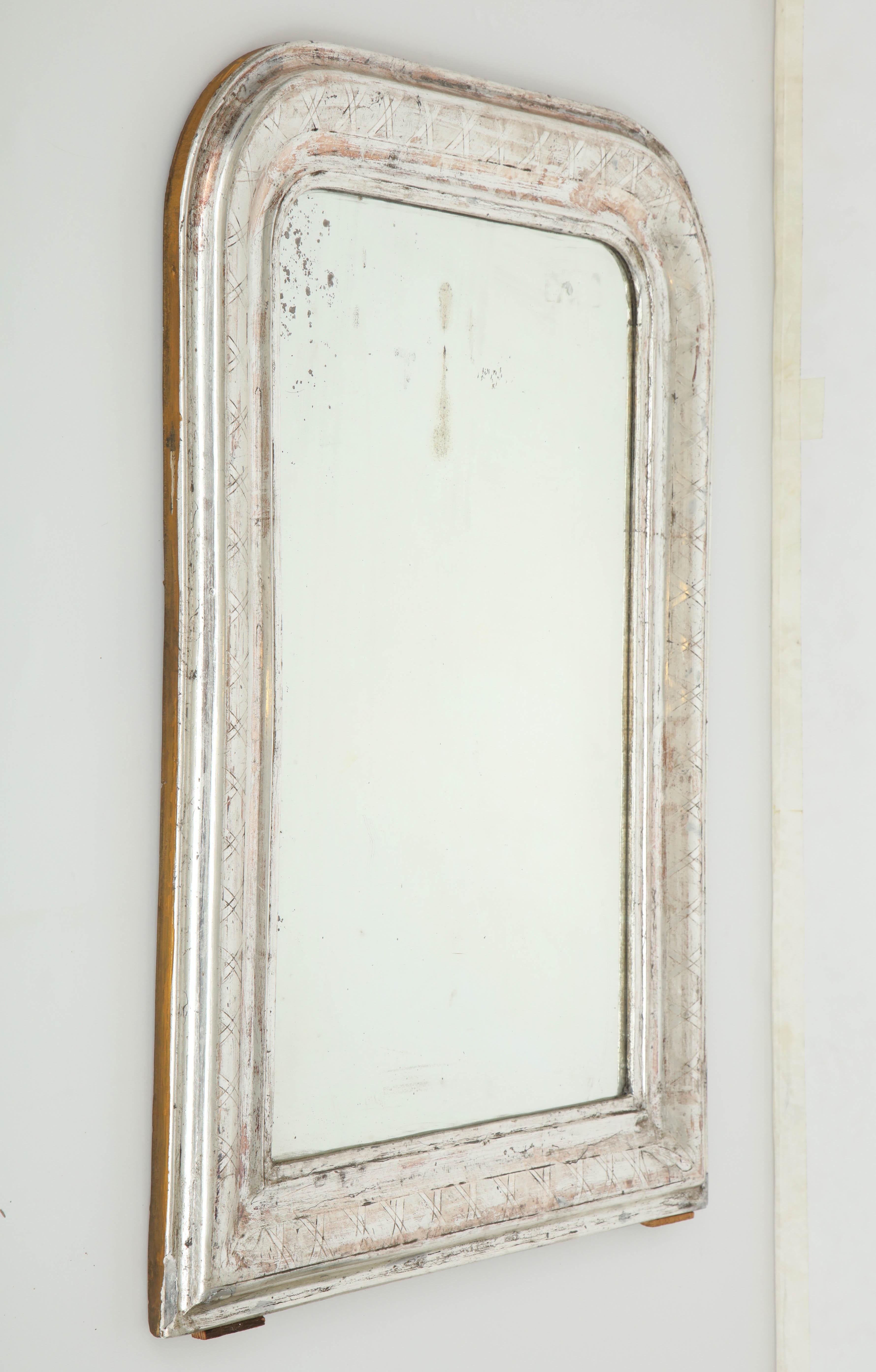 Ce miroir Louis Philippe à feuilles d'argent présente un cadre rectangulaire avec un design géométrique, ce qui lui donne un aspect frais et contemporain. Ce miroir se distingue des autres par son verre ondulé d'une beauté exceptionnelle.