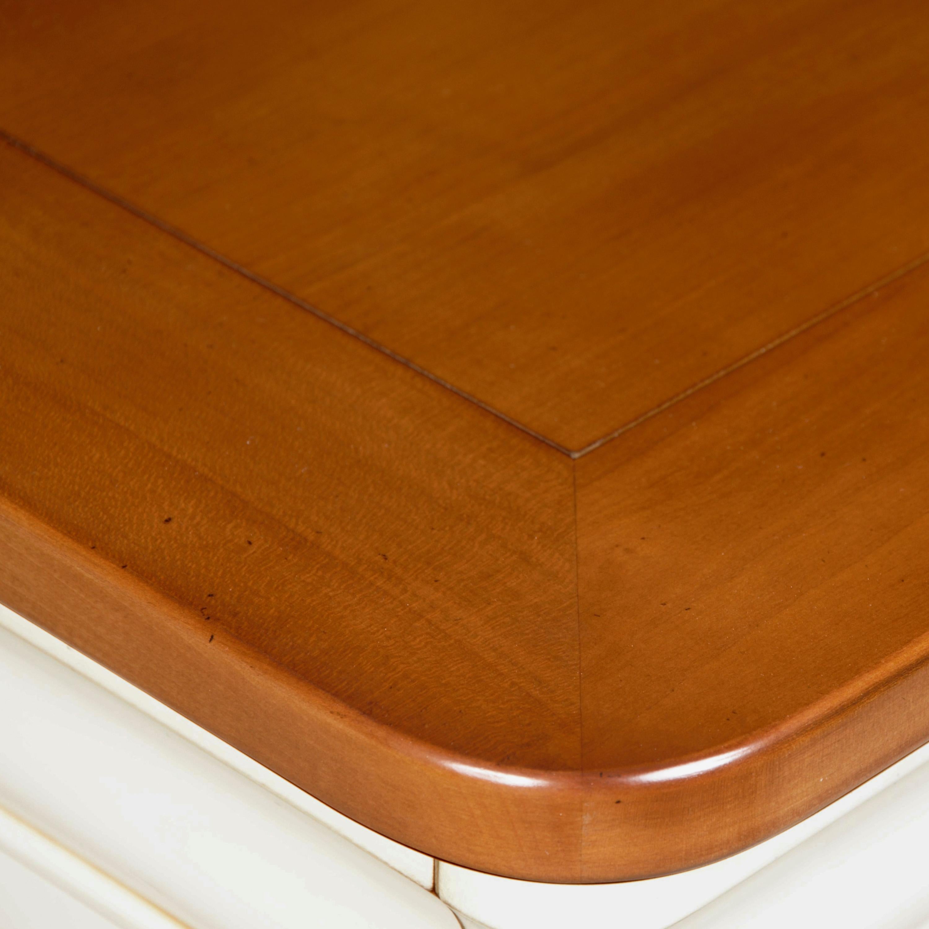 Français Table de chevet française de style Louis Philippe fabriquée à la main en cerisier massif en vente
