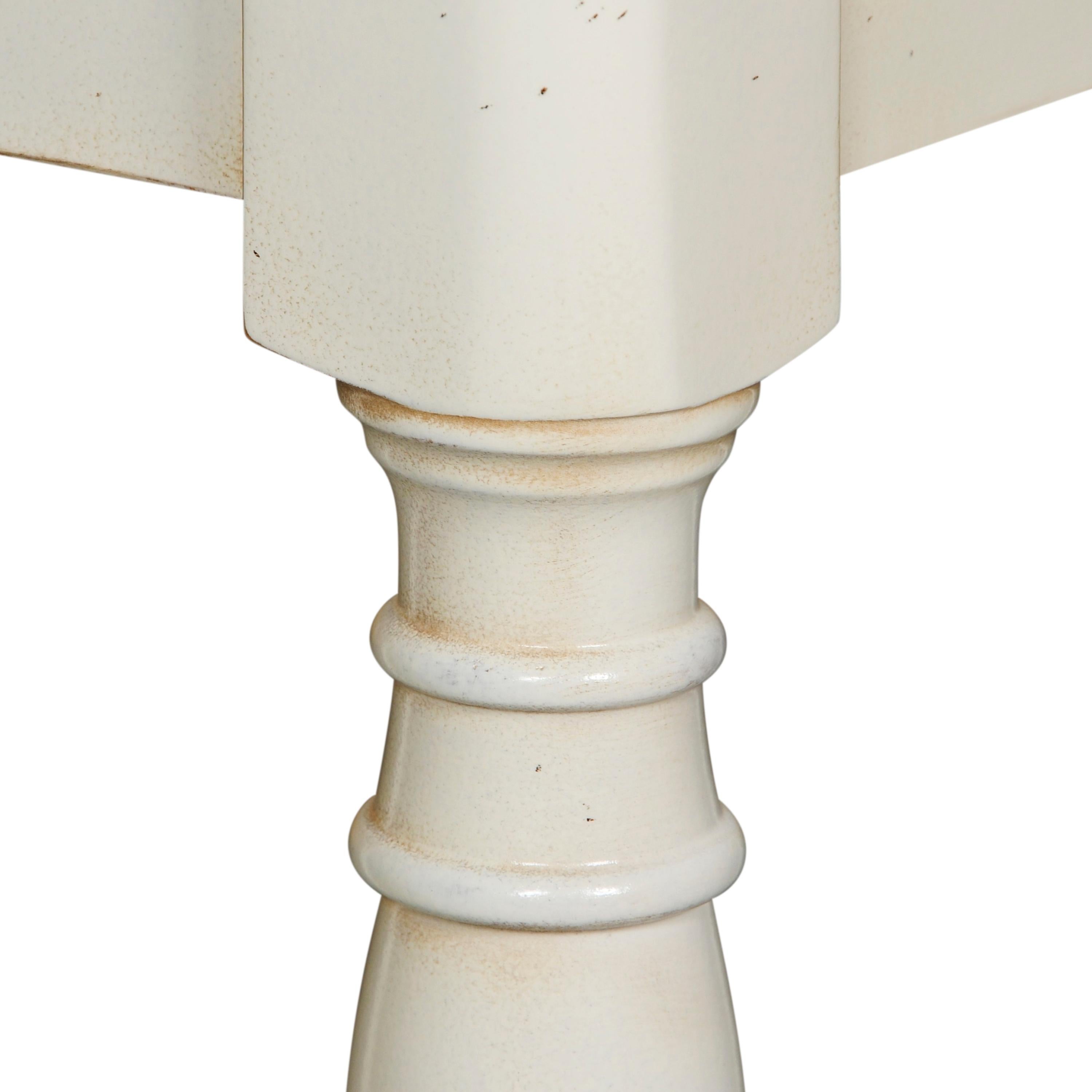 Tacheté Table de chevet française de style Louis Philippe fabriquée à la main en cerisier massif en vente