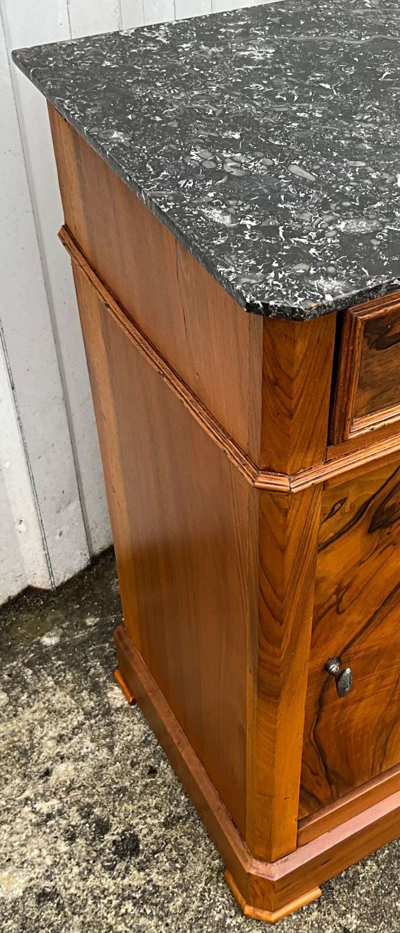 Louis Philippe Style Bedside Table In Burl Walnut Late 19th Century In Good Condition In SAINT-CLÉMENT-DE-LA-PLACE, FR