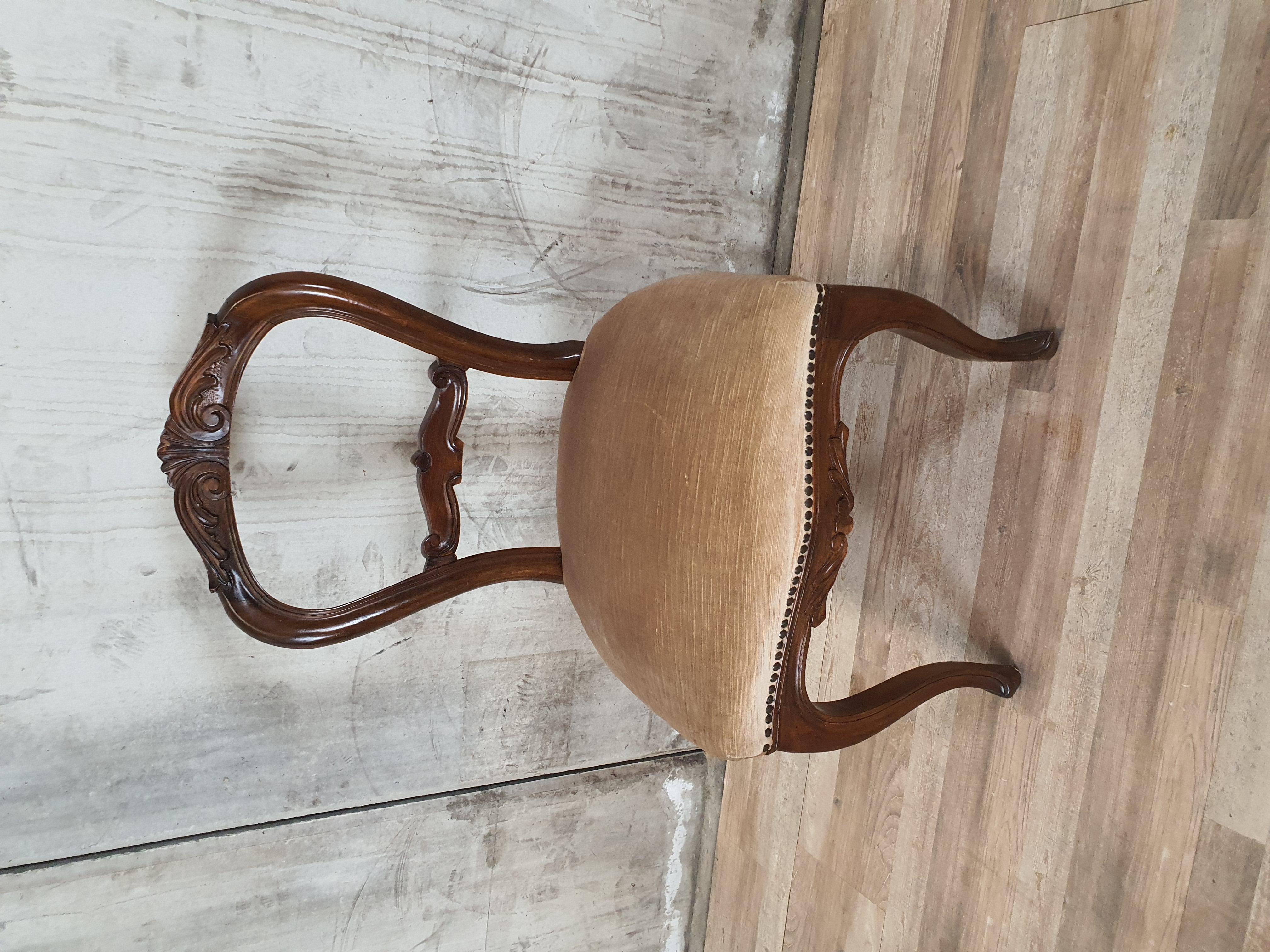 Louis Philippe style chair in wood with seat upholstered in original period fabric.

Small spot on one point of the seat (see photo).
For more photos please contact me.