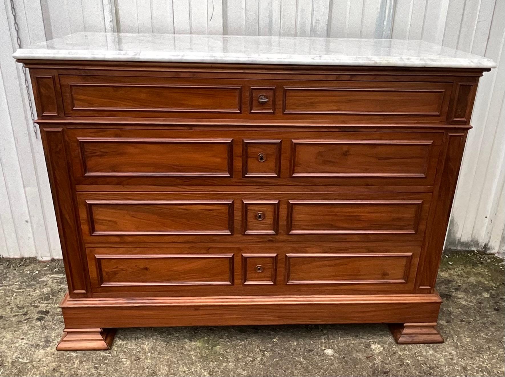 Questa magnifica cassettiera in stile Louis Philippe affascina per la perfetta armonia tra la nobiltà del legno e la finezza del marmo. Realizzato in noce massiccio, mette in mostra l'eccezionale maestria degli artigiani del XIX secolo. La ricchezza