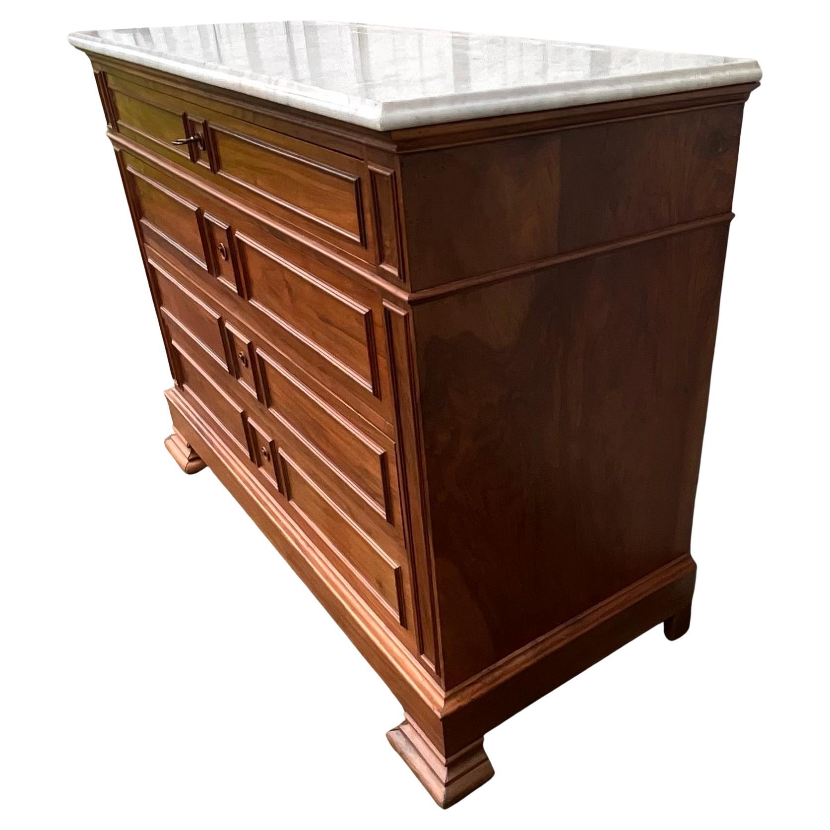 Commode de style Louis Philippe en noyer massif, 19ème siècle