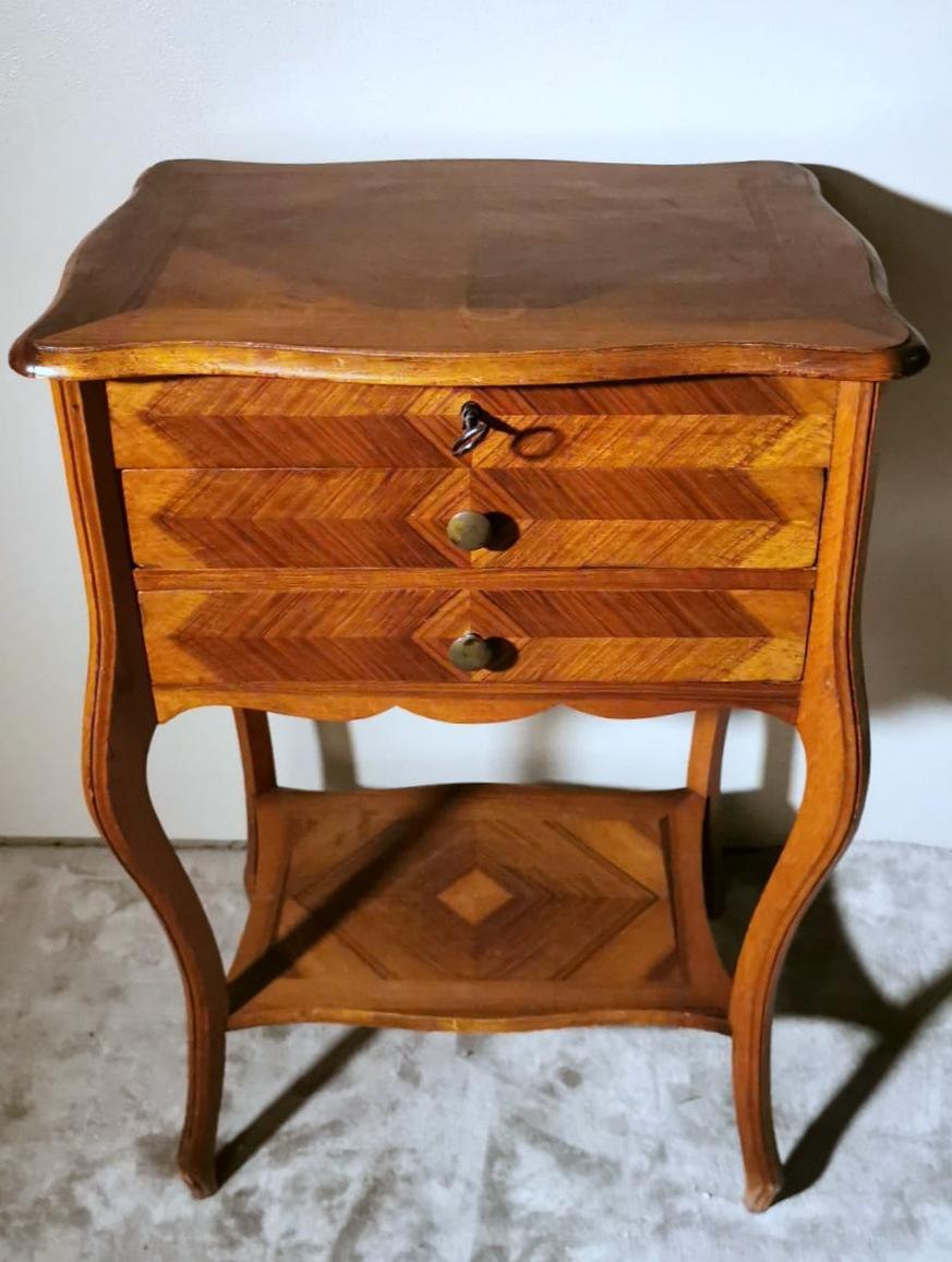 We kindly suggest that you read the entire description, as with it we try to give you detailed technical and historical information to ensure the authenticity of our objects.
Peculiar French walnut toilette in the Louis Philippe style; the upper