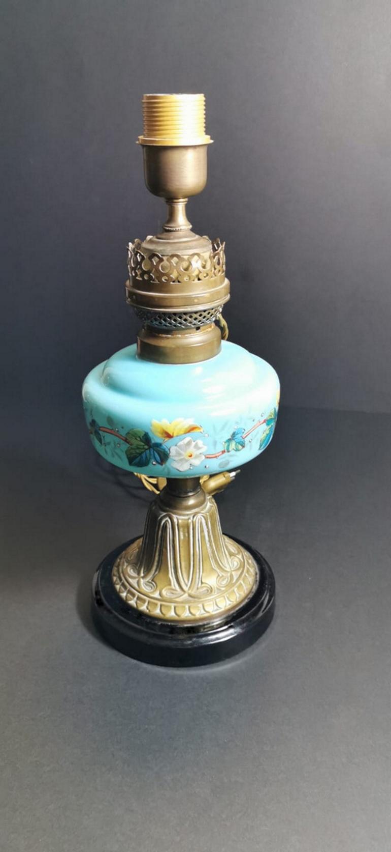 Originally this lamp was an oil lamp, over time the mechanism with the wick has been modified, it was then electrified to make it more comfortable and modern; it is prepared for the use of a lampshade, which is not supplied, but that of the photo