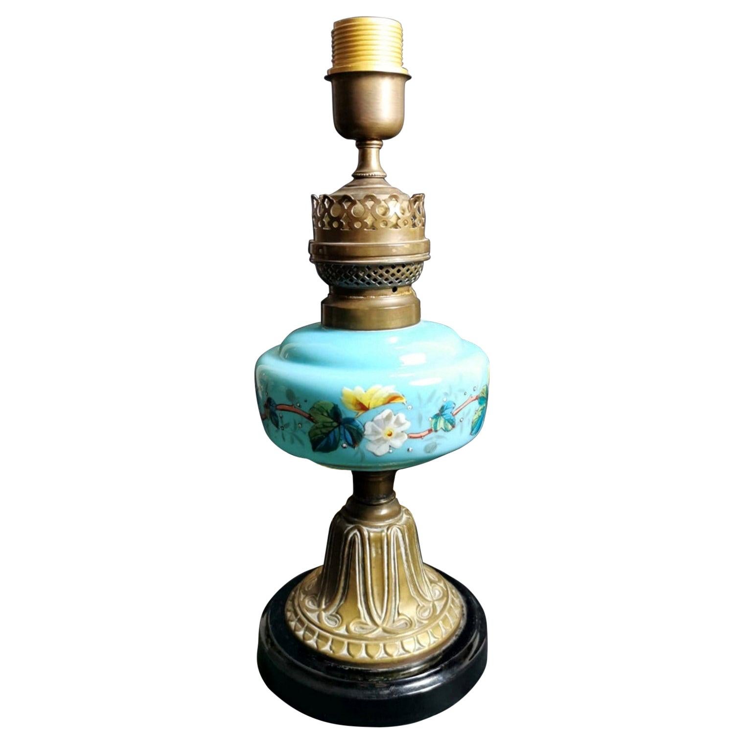 Lampe française de style Louis Philippe en verre bleu opalin décoré et en laiton doré 