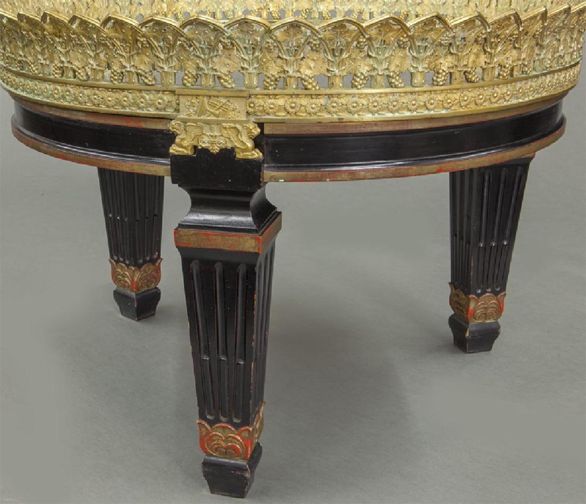 Français Table basse à miroir en bronze doré de style Louis Philippe en vente