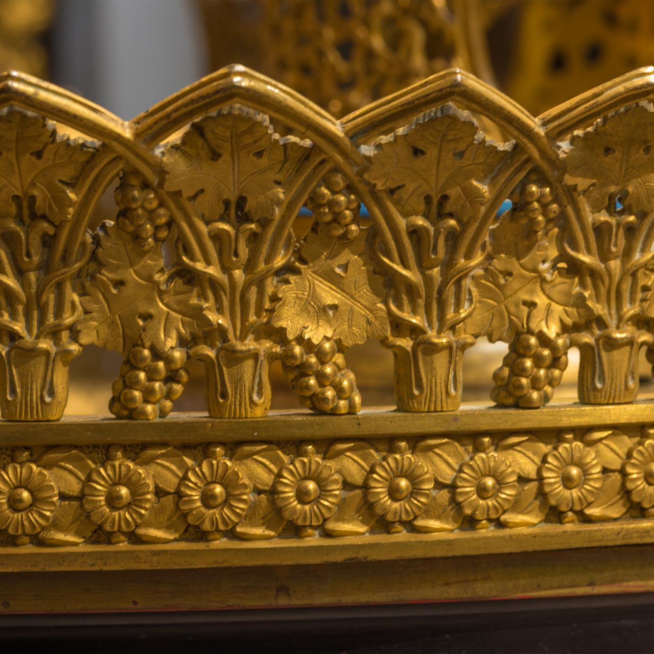 XIXe siècle Table basse à miroir en bronze doré de style Louis Philippe en vente