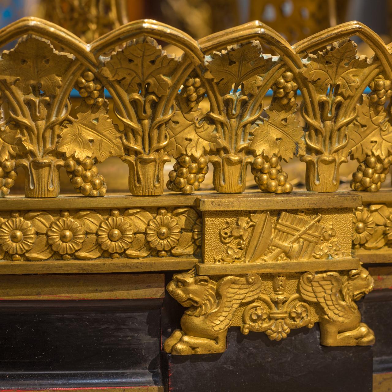 Bronze Table basse à miroir en bronze doré de style Louis Philippe en vente