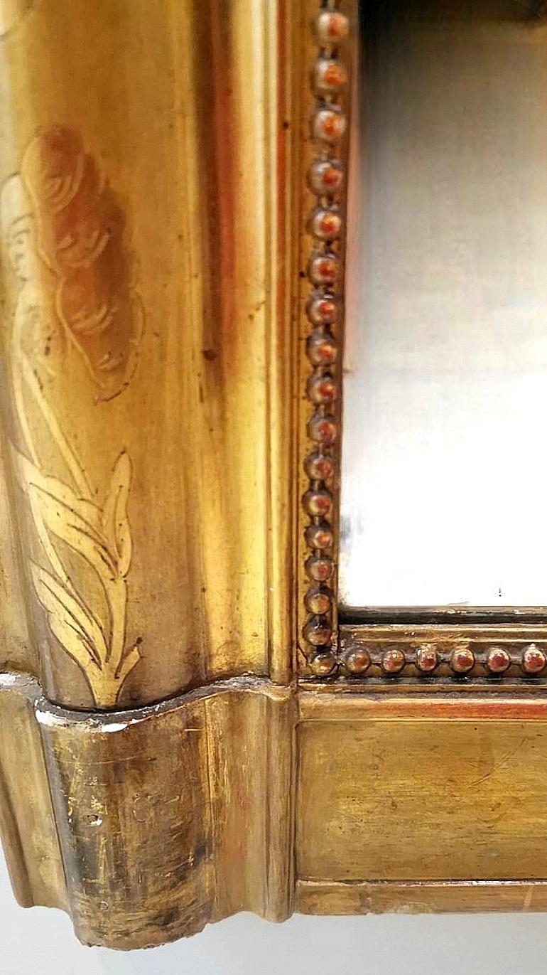 Grand miroir mural français de style Louis Philippe avec cadre en feuilles d'or 3