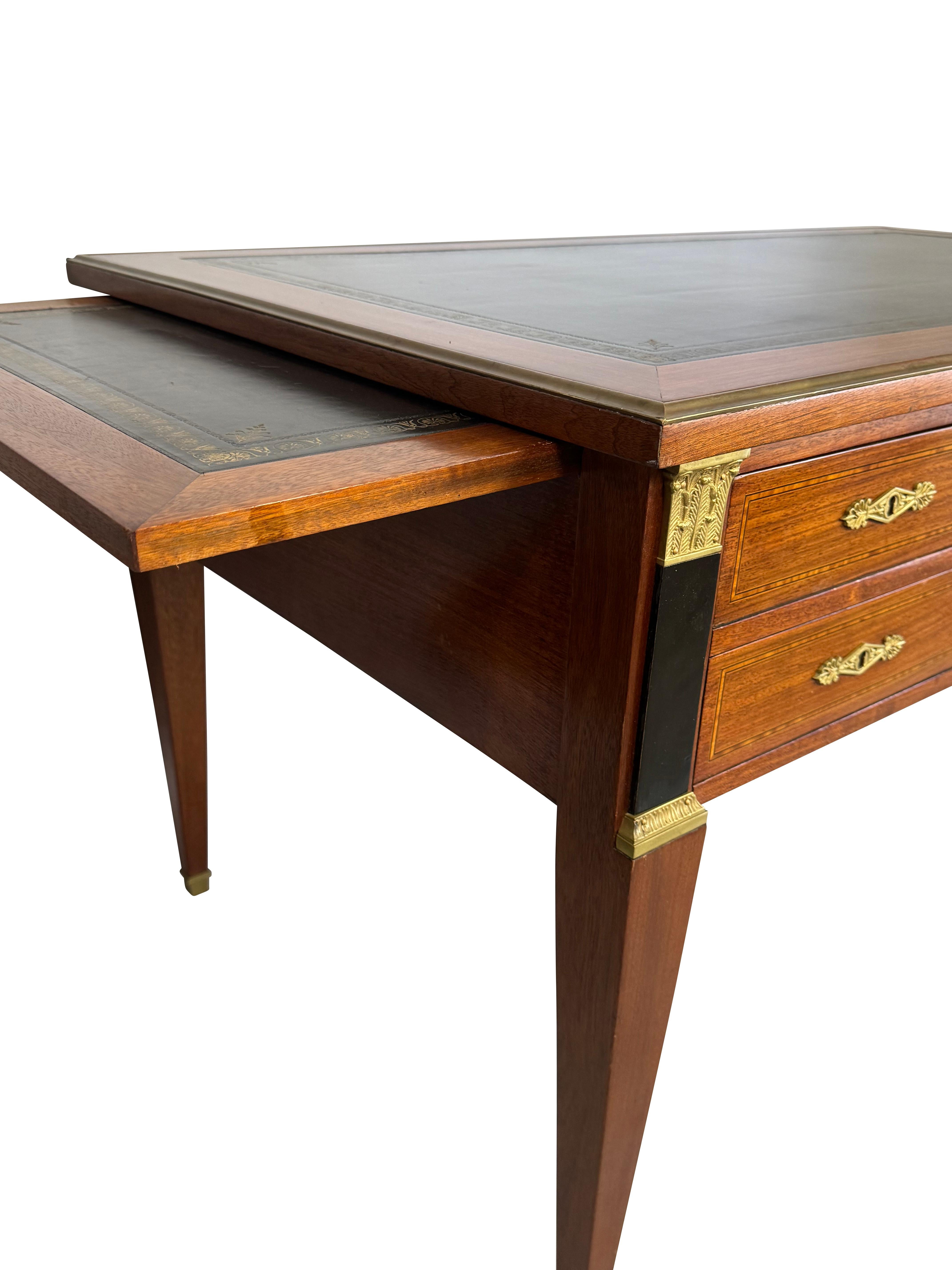 Louis Philippe Style Lederschreibtisch mit seitlichen Auszügen und vergoldeten Akzenten im Angebot 6