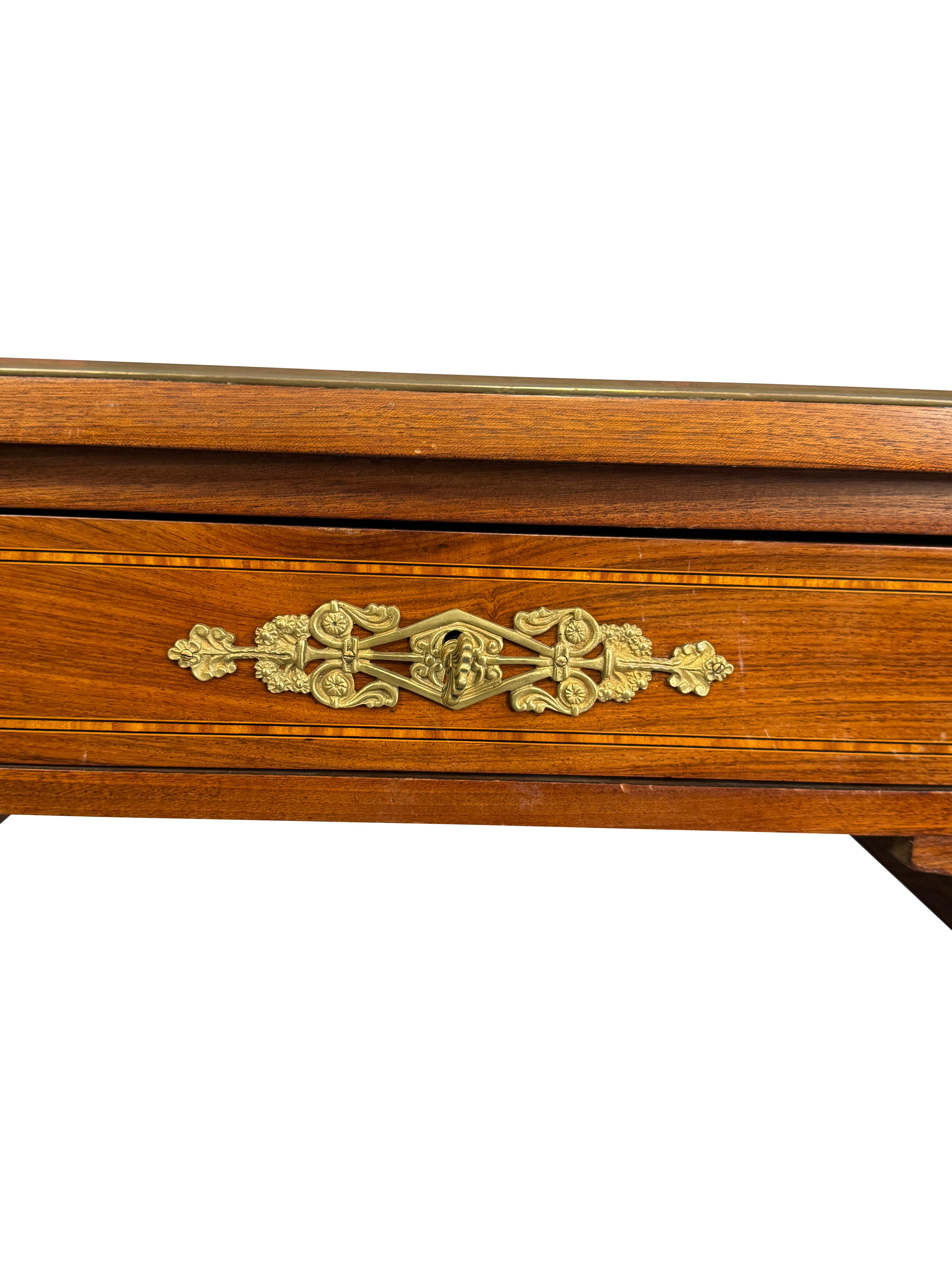 Louis Philippe Style Lederschreibtisch mit seitlichen Auszügen und vergoldeten Akzenten im Angebot 7
